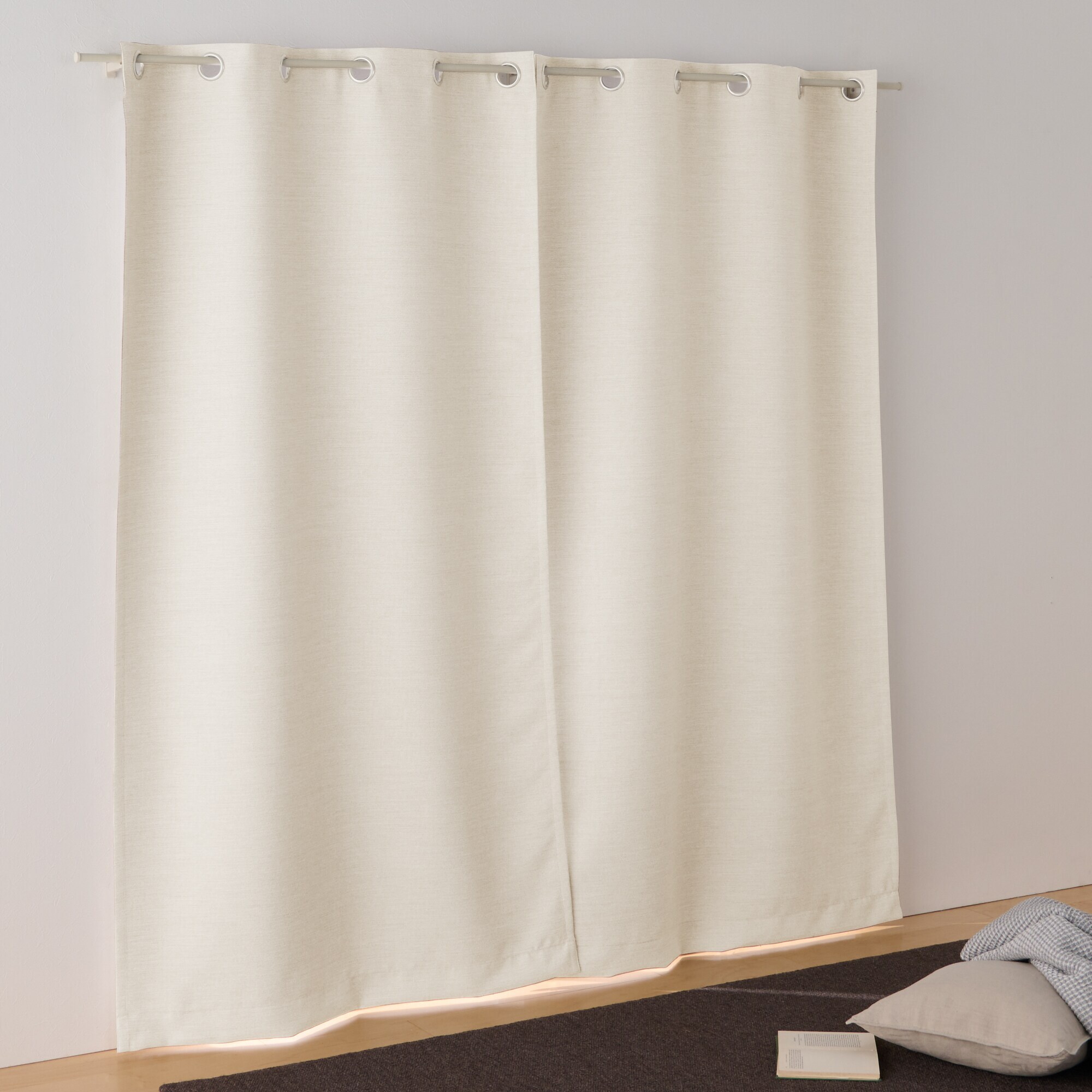 ポリエステル二重織ハトメカーテン（防炎・遮光性）／アイボリー