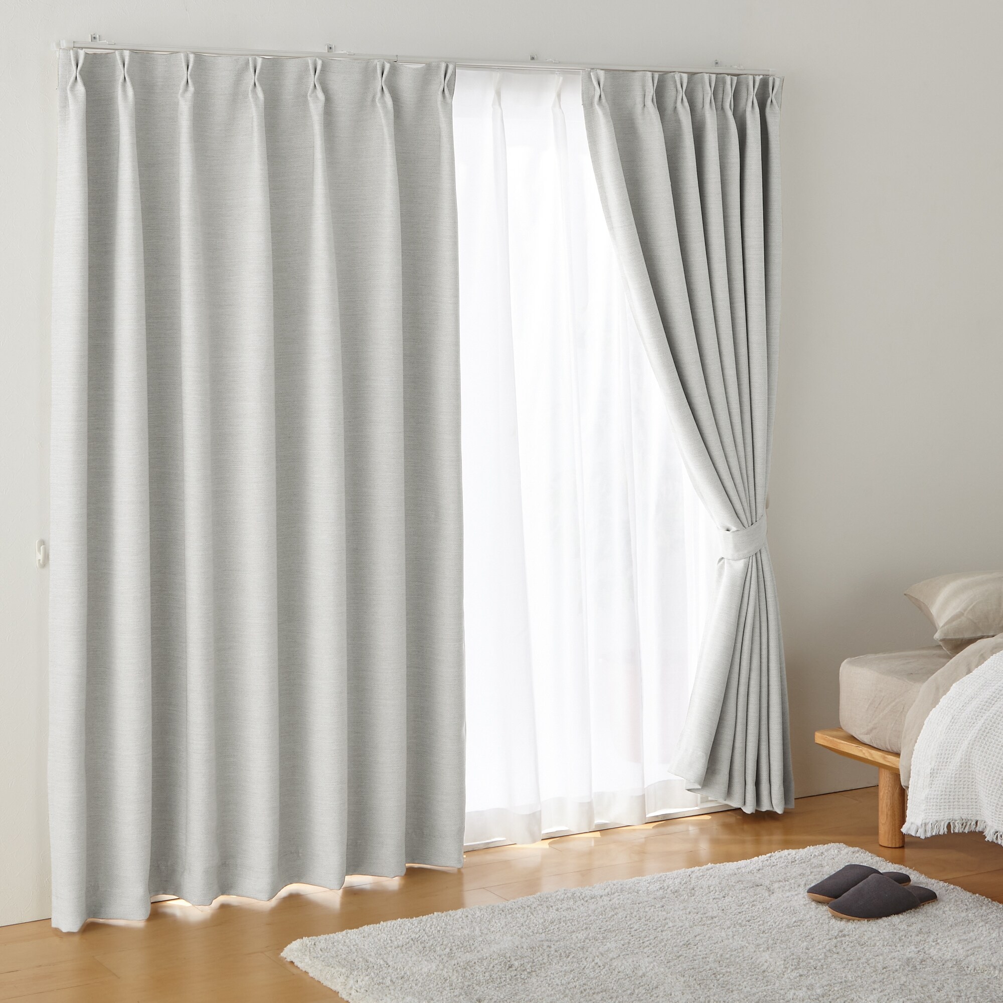 ポリエステル二重織プリーツカーテン（防炎・遮光性）／ライトグレー