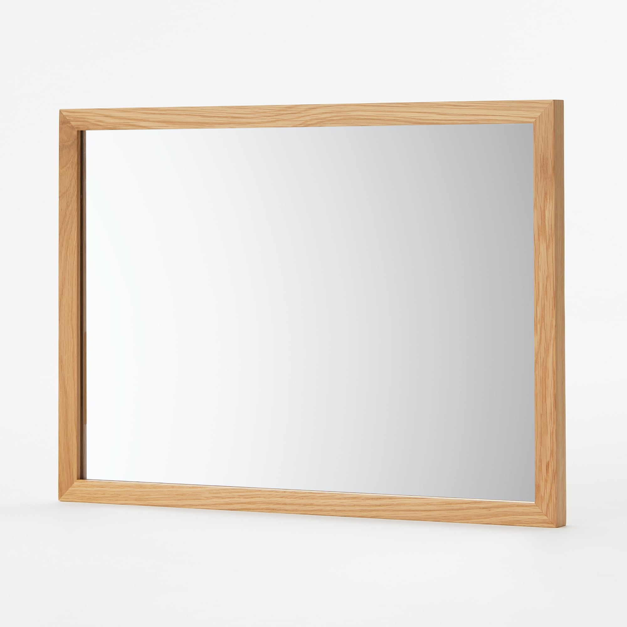 壁に付けられる家具ミラー