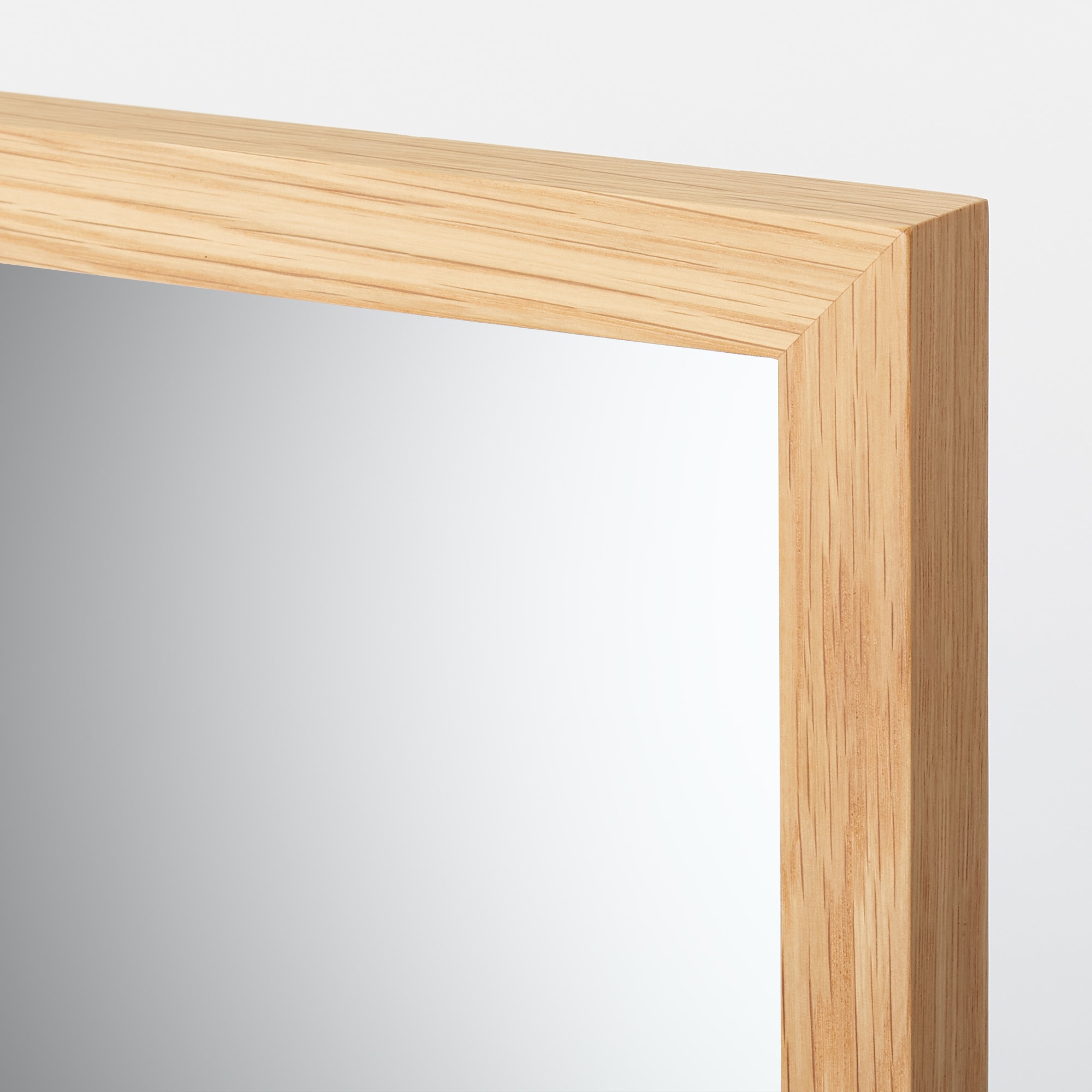 壁に付けられる家具ミラー