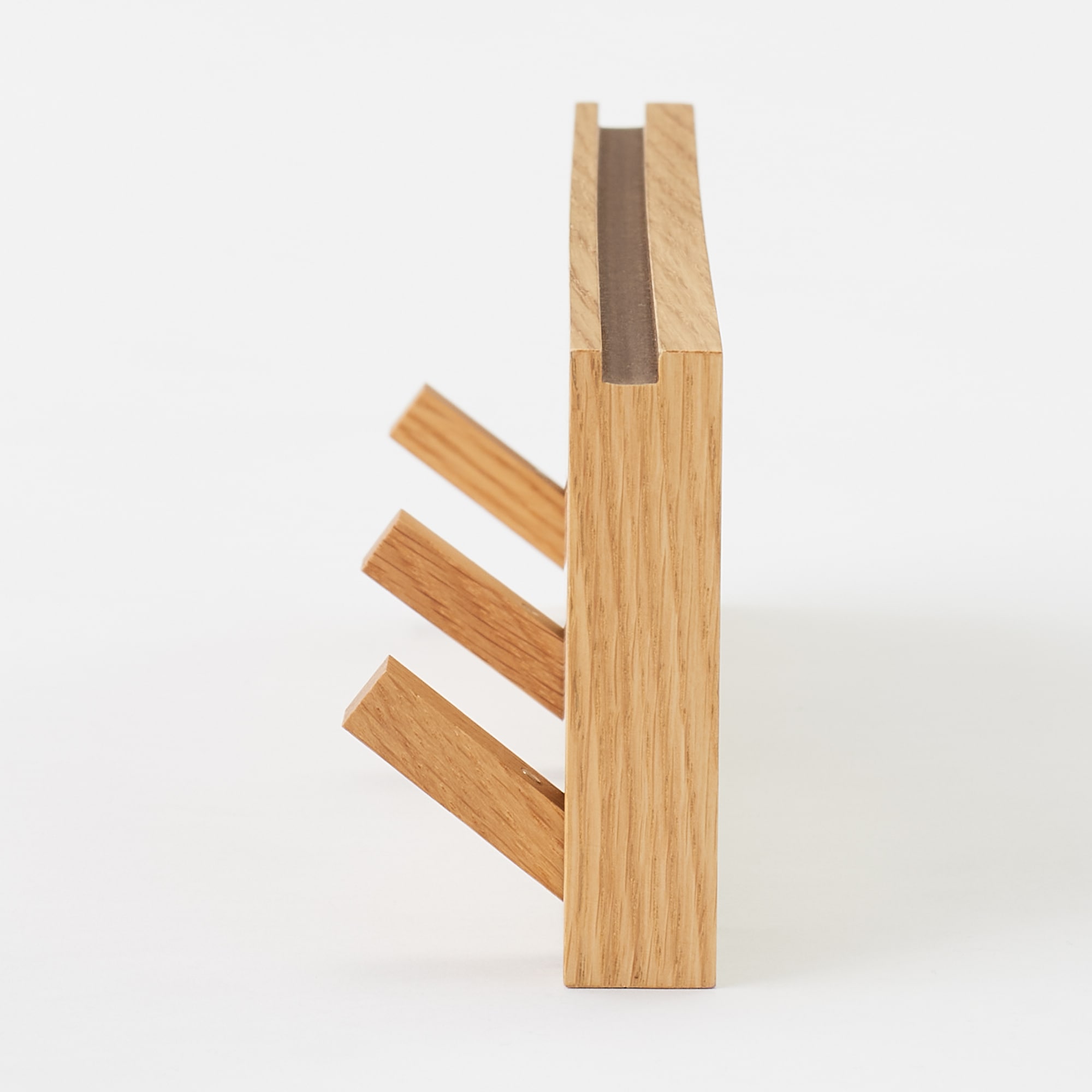 壁に付けられる家具３連ハンガー