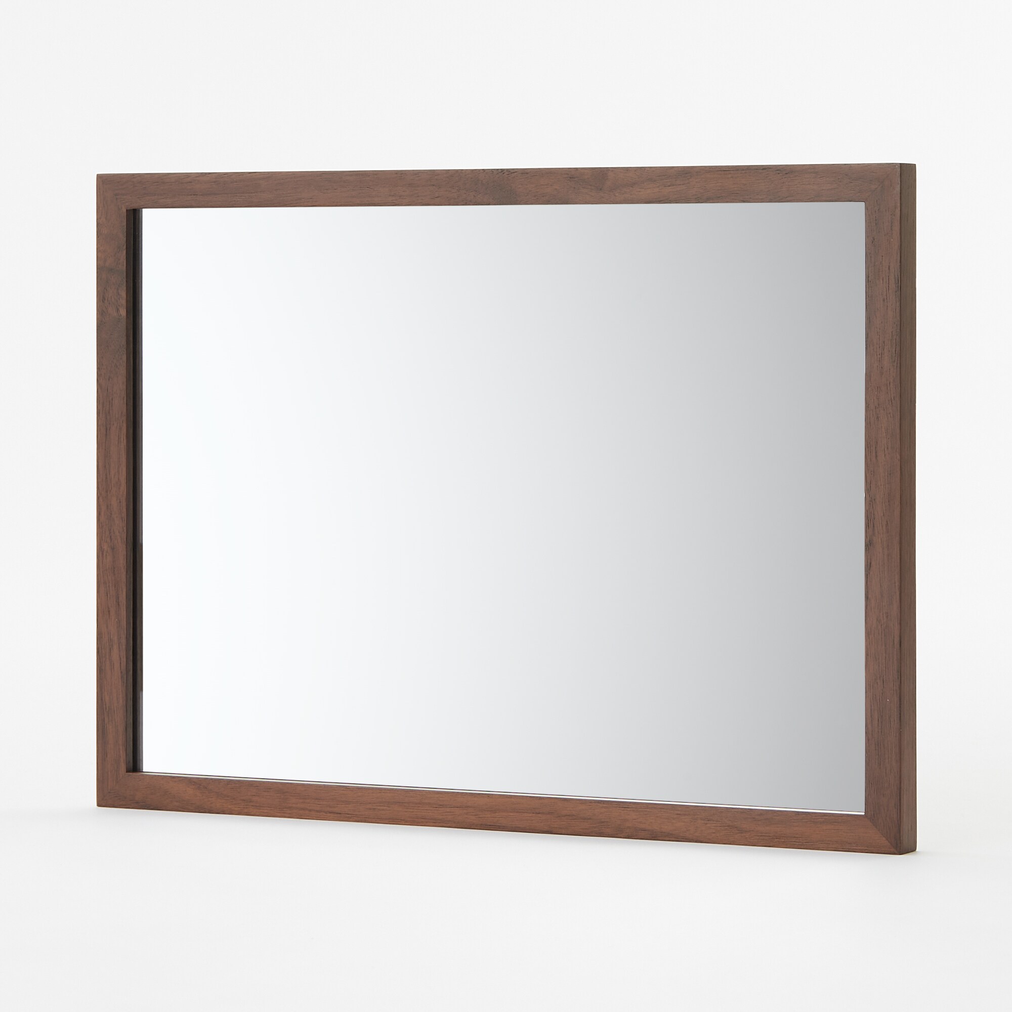 壁に付けられる家具ミラー