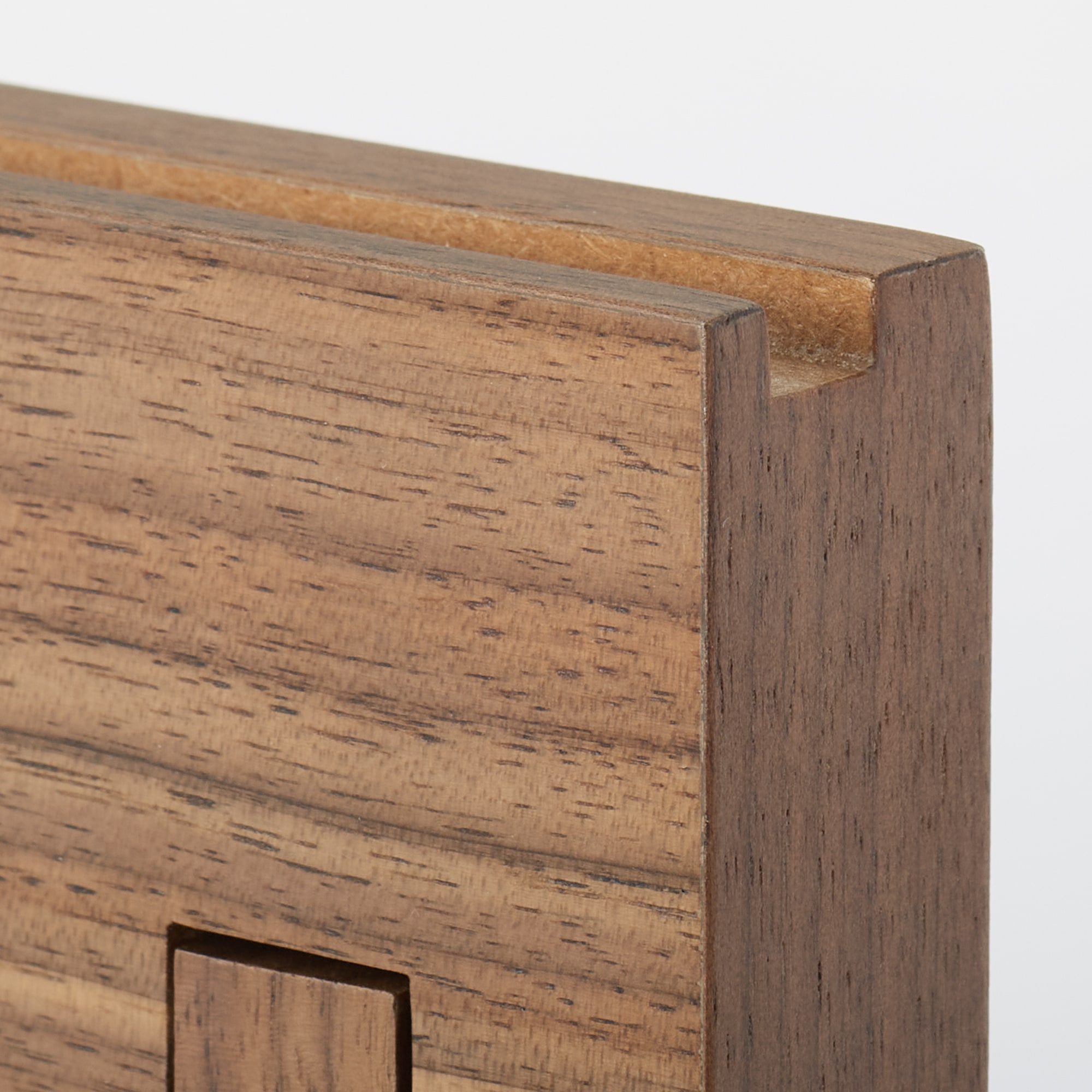 壁に付けられる家具３連ハンガー