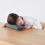 ひざ掛けにもなるピロー