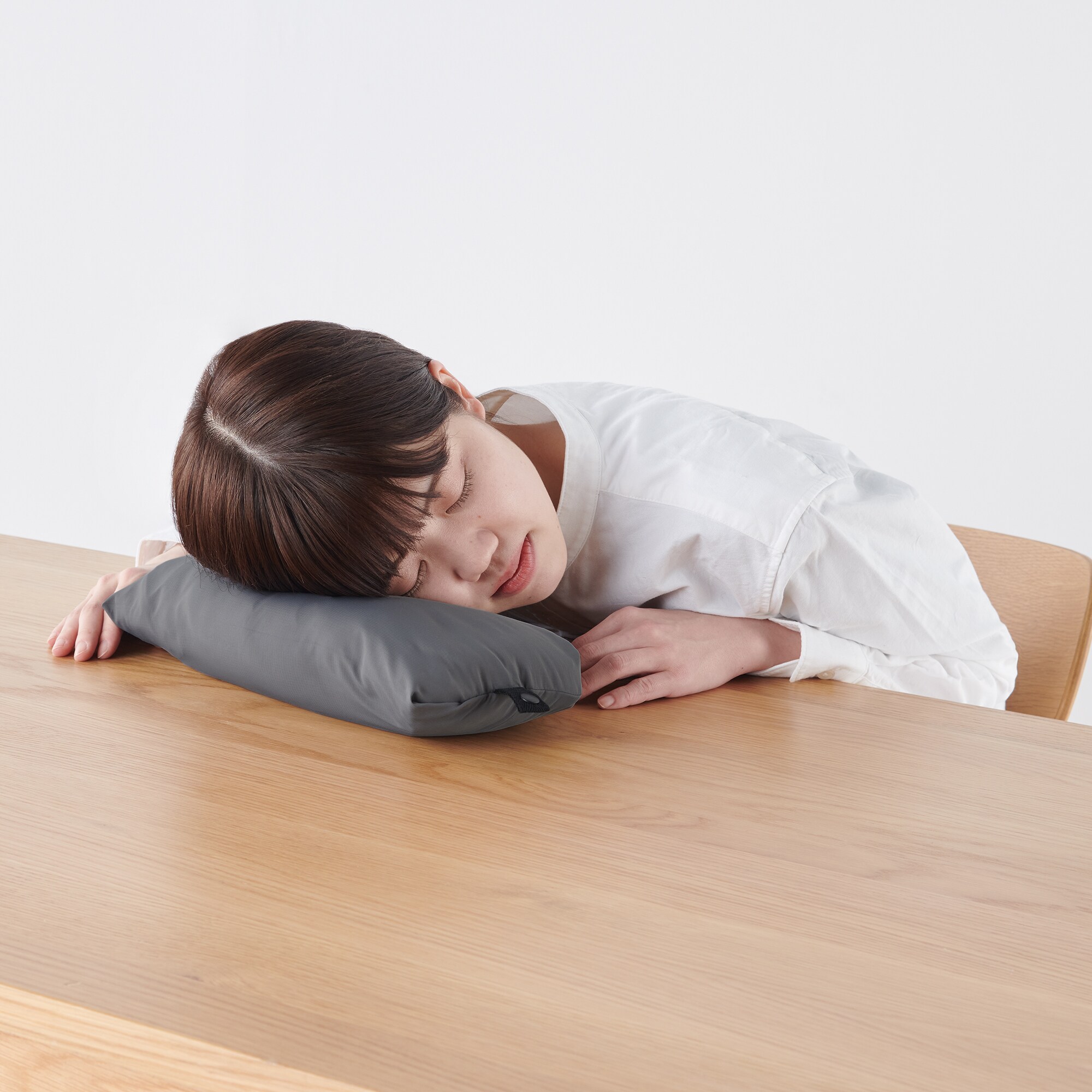 ひざ掛けにもなるピロー