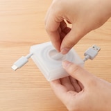 ポリプロピレン　スマホスタンド付ケーブル収納