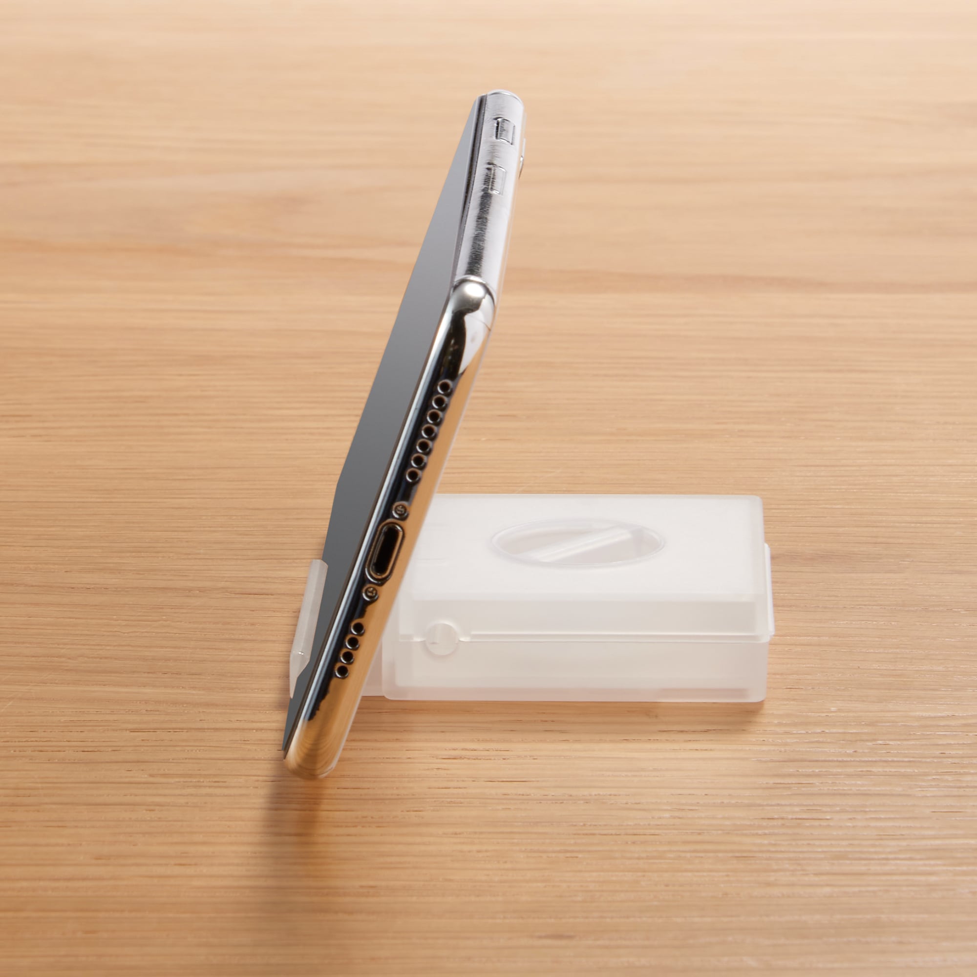 ポリプロピレン　スマホスタンド付ケーブル収納