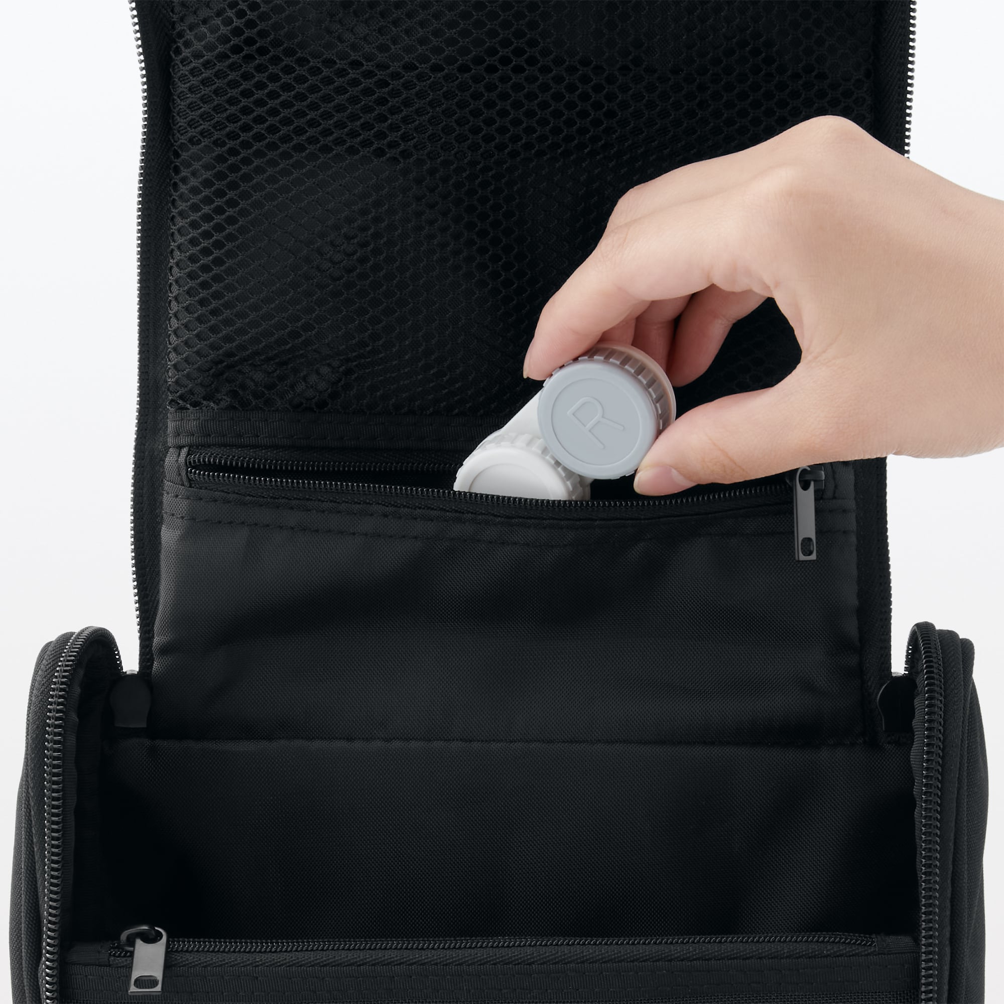 ポリエステル　吊るして使える洗面用具ケース