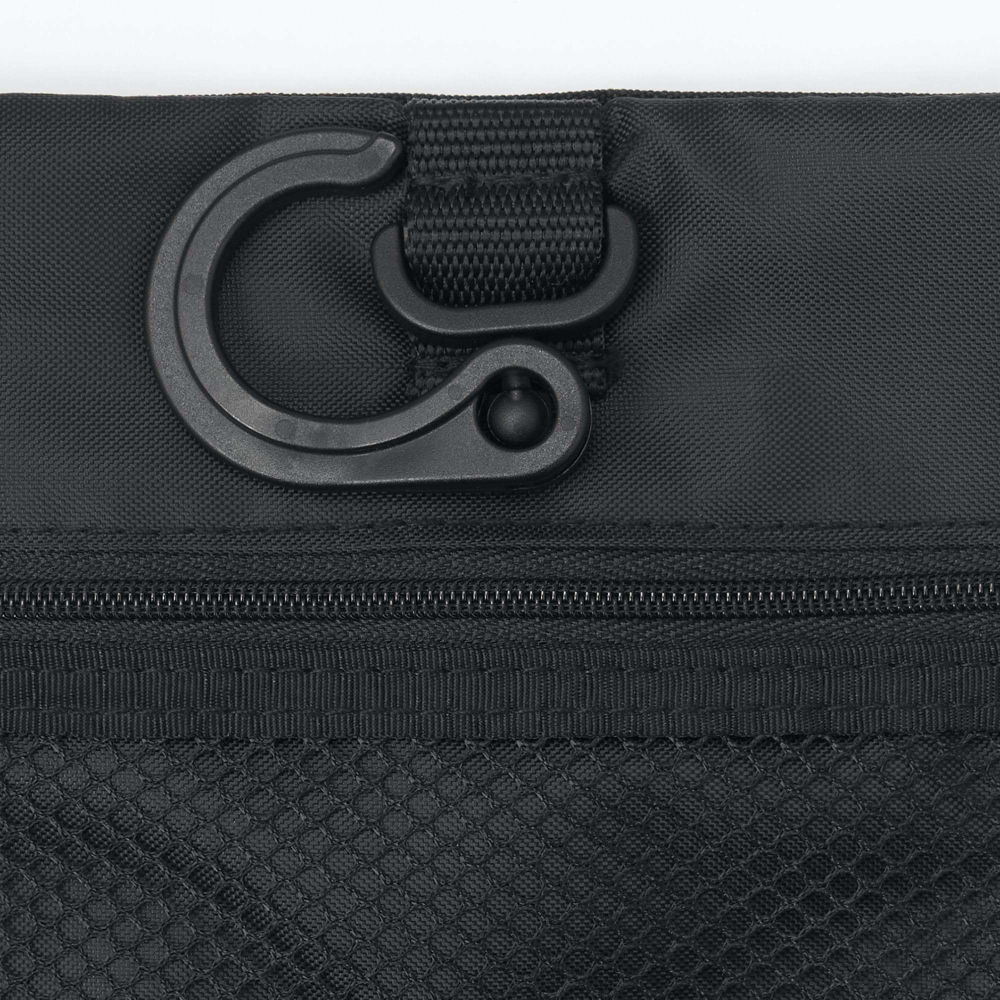 ポリエステル　吊るして使える着脱ポーチ付ケース