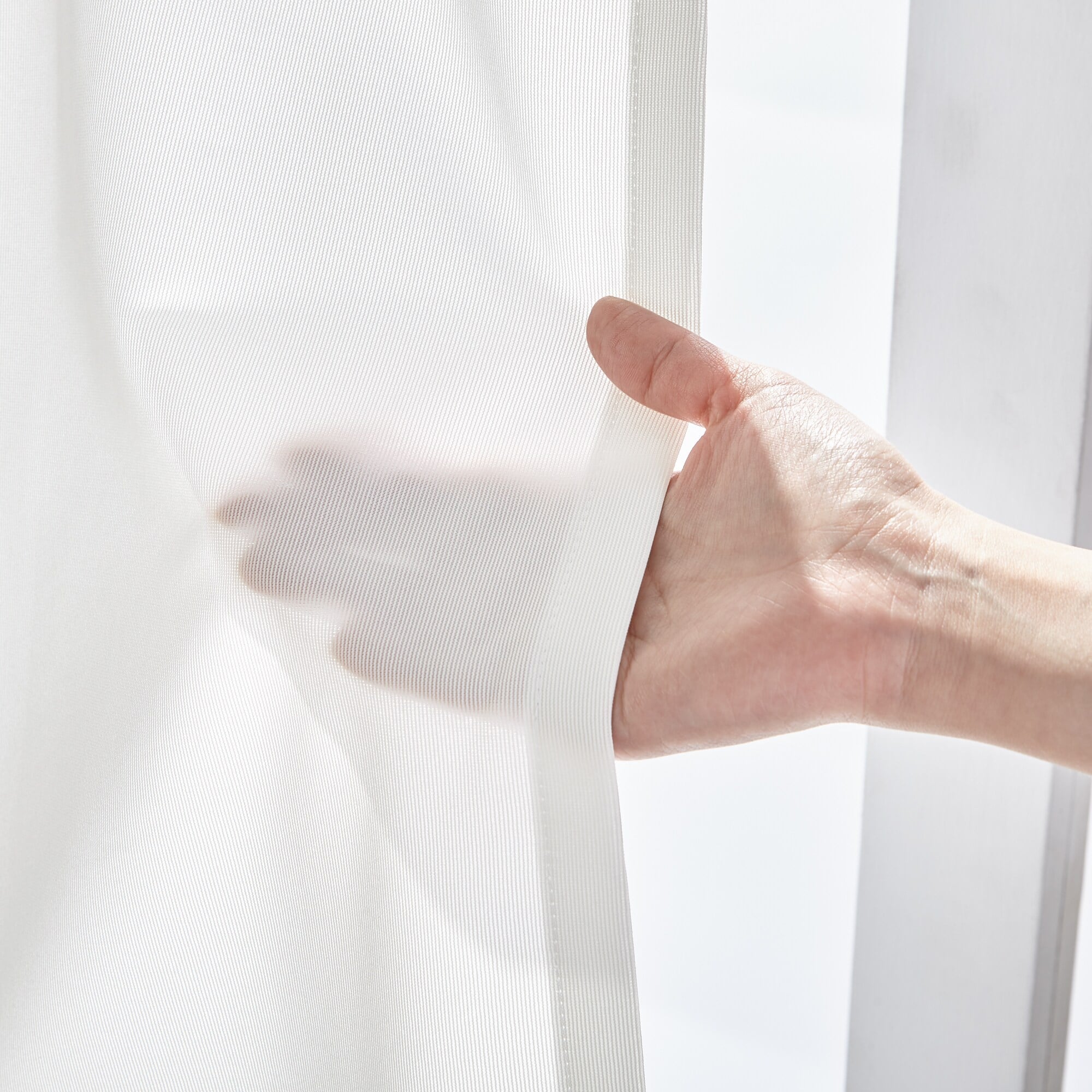 花粉をキャッチし熱を通しにくいレースプリーツカーテン／オフ白