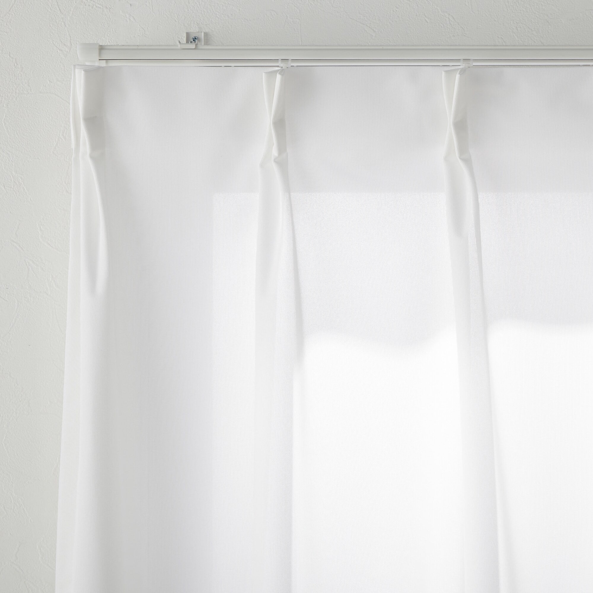 花粉をキャッチし熱を通しにくいレースプリーツカーテン／オフ白