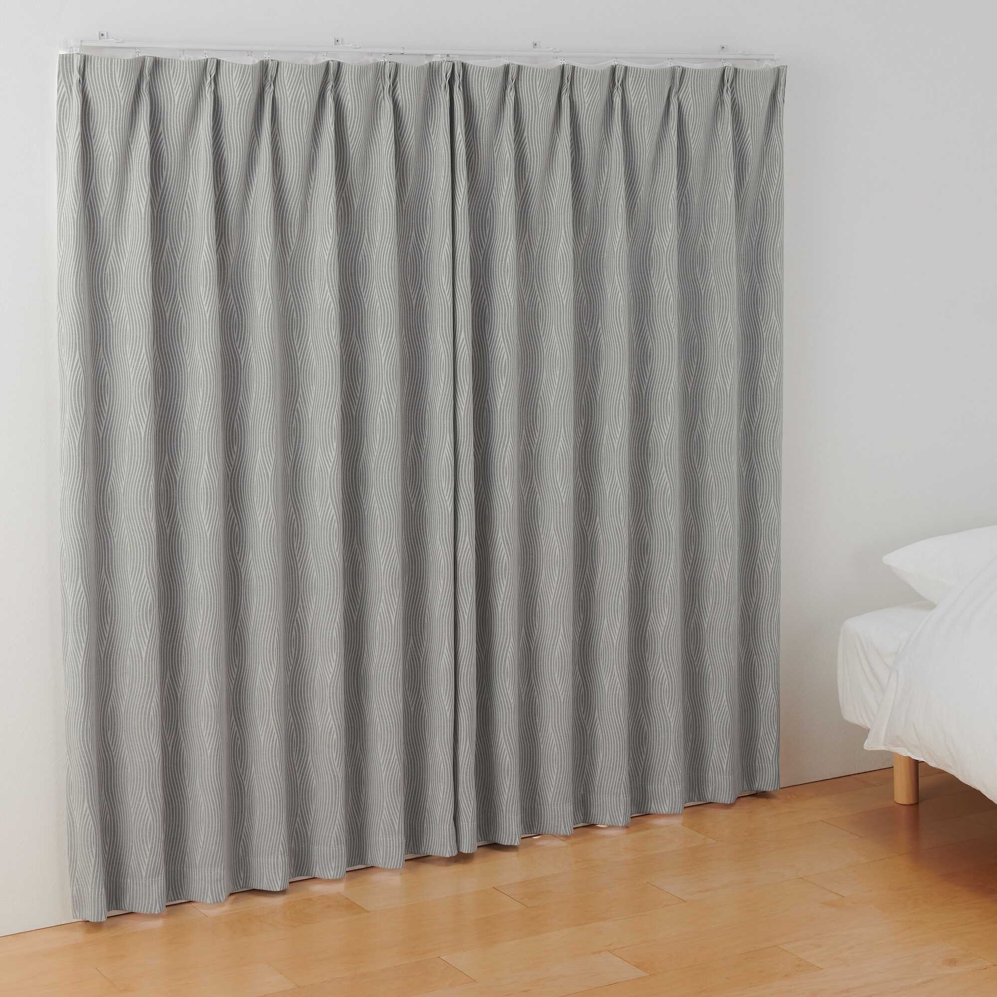 ポリエステルジャガード織波プリーツカーテン／遮光裏地付／グレー