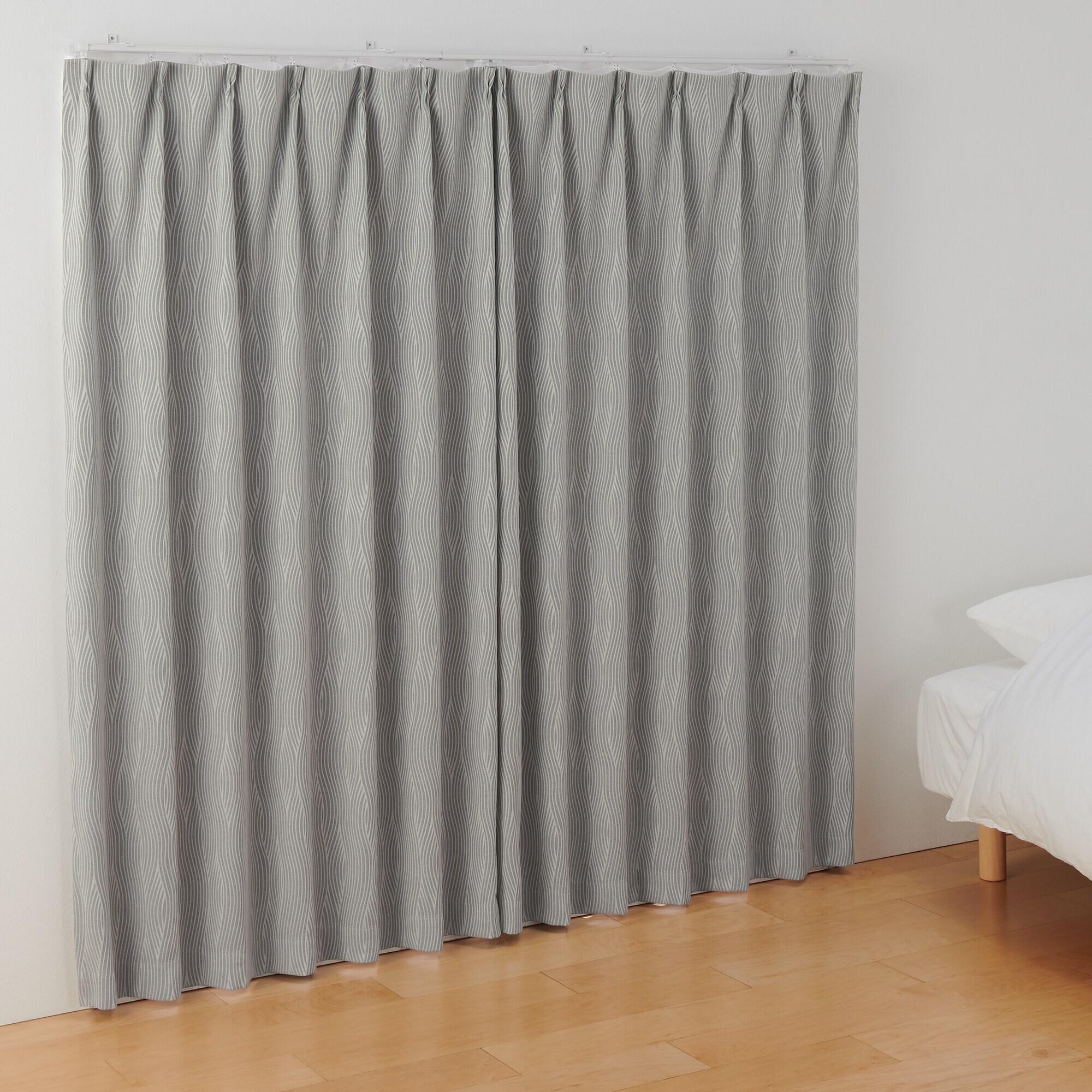 ポリエステルジャガード織波プリーツカーテン／遮光裏地付／グレー