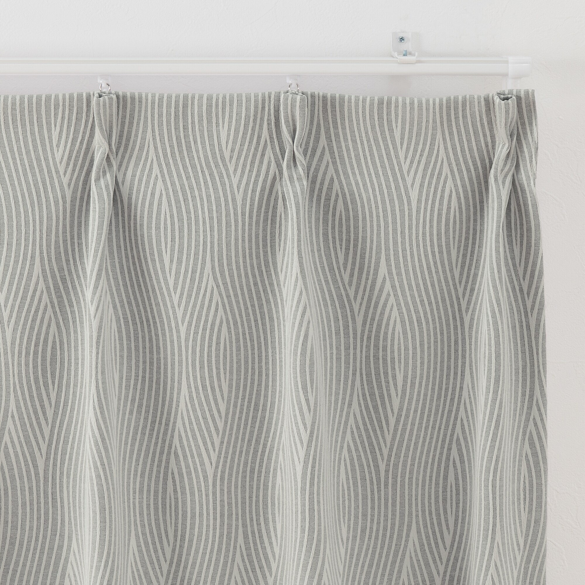 ポリエステルジャガード織波プリーツカーテン／遮光裏地付／グレー