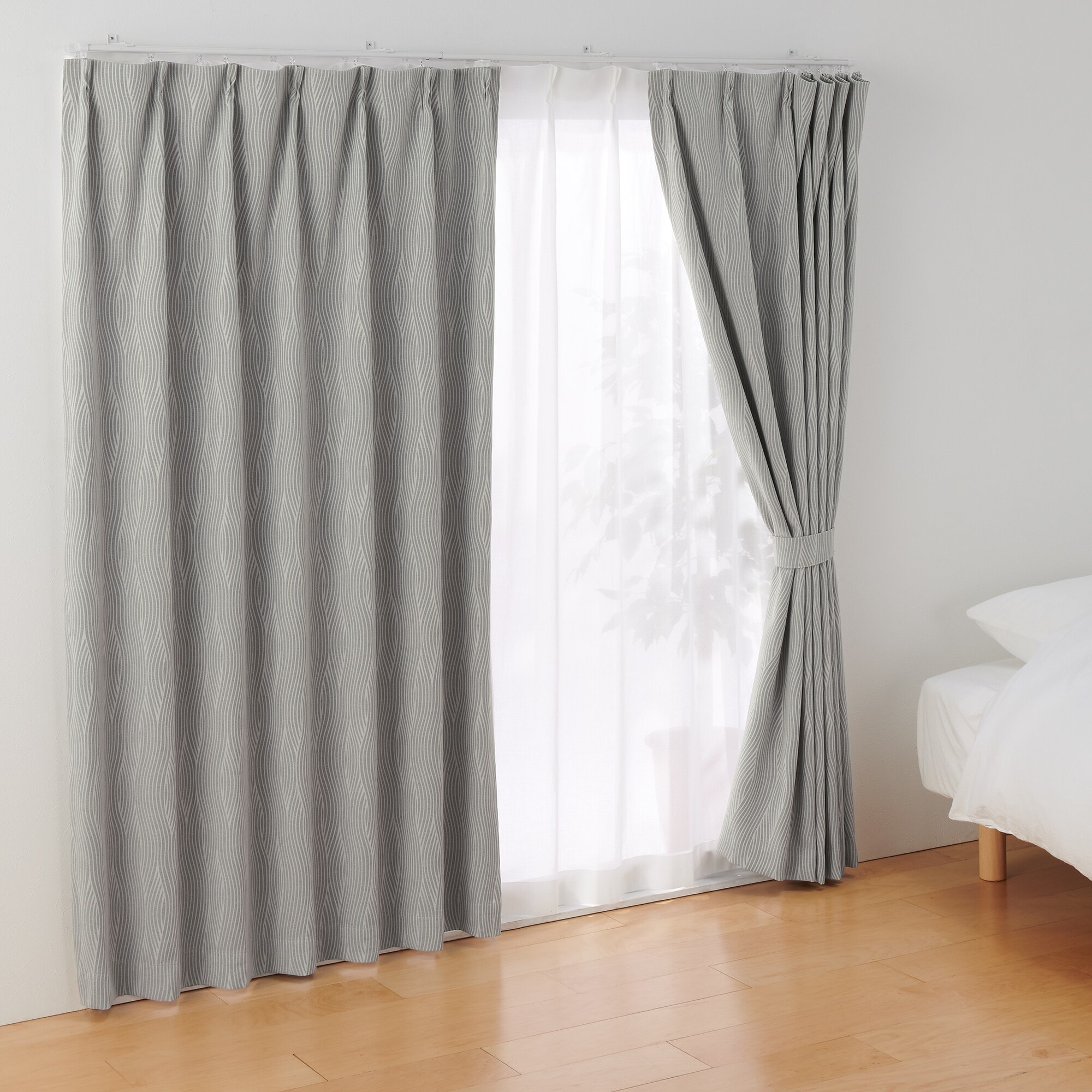 ポリエステルジャガード織波プリーツカーテン／遮光裏地付／グレー