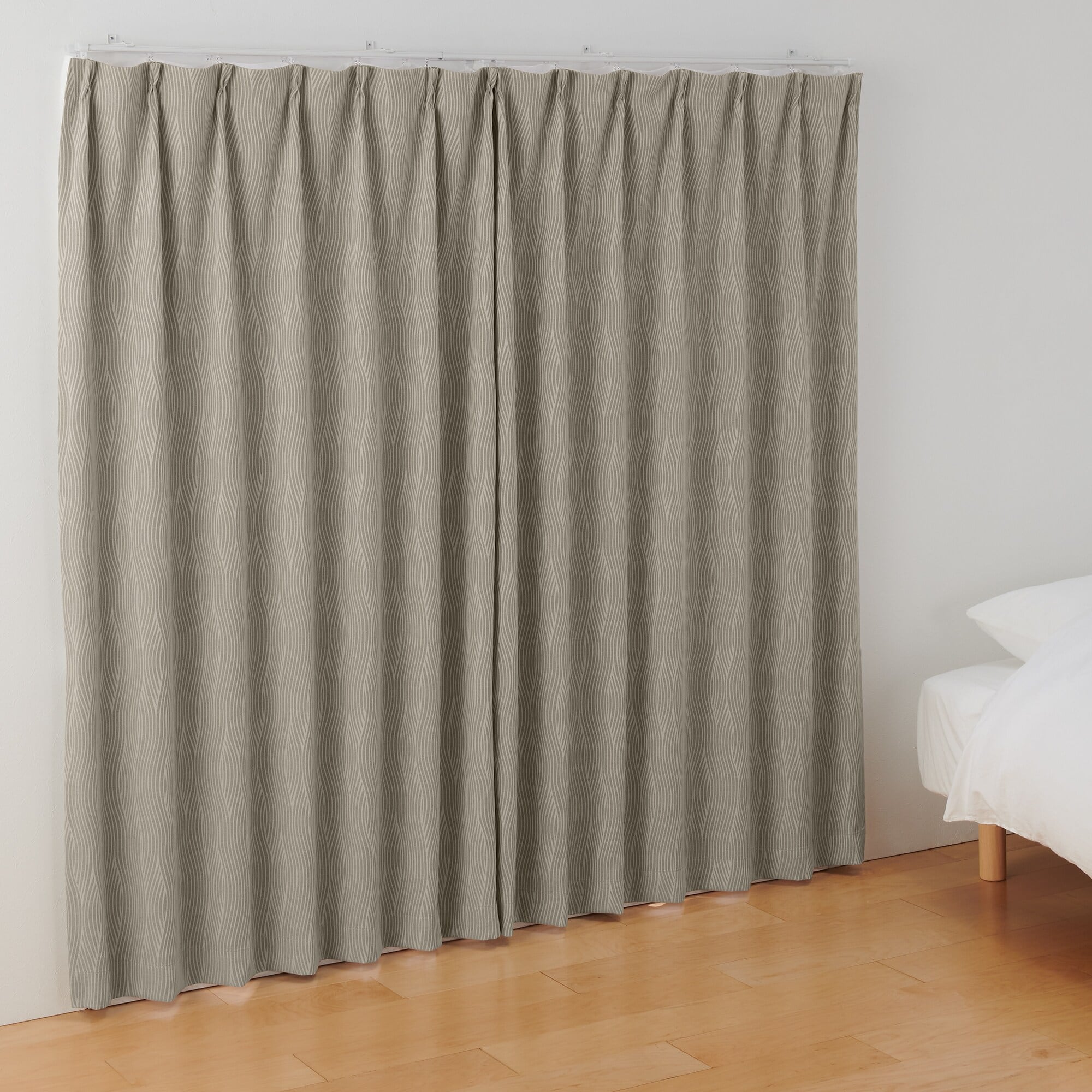 ポリエステルジャガード織波プリーツカーテン／遮光裏地付／ベージュ