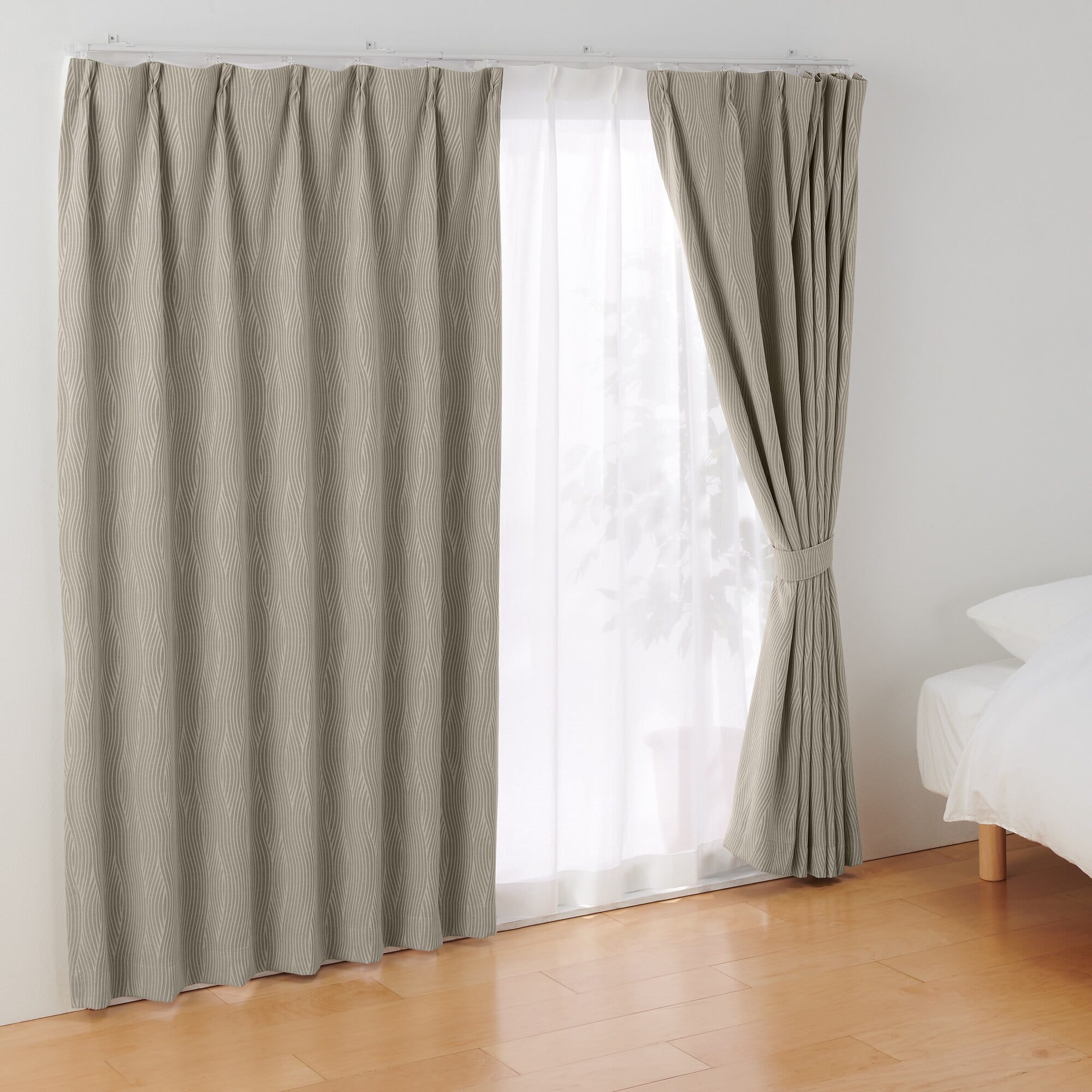ポリエステルジャガード織波プリーツカーテン／遮光裏地付／ベージュ