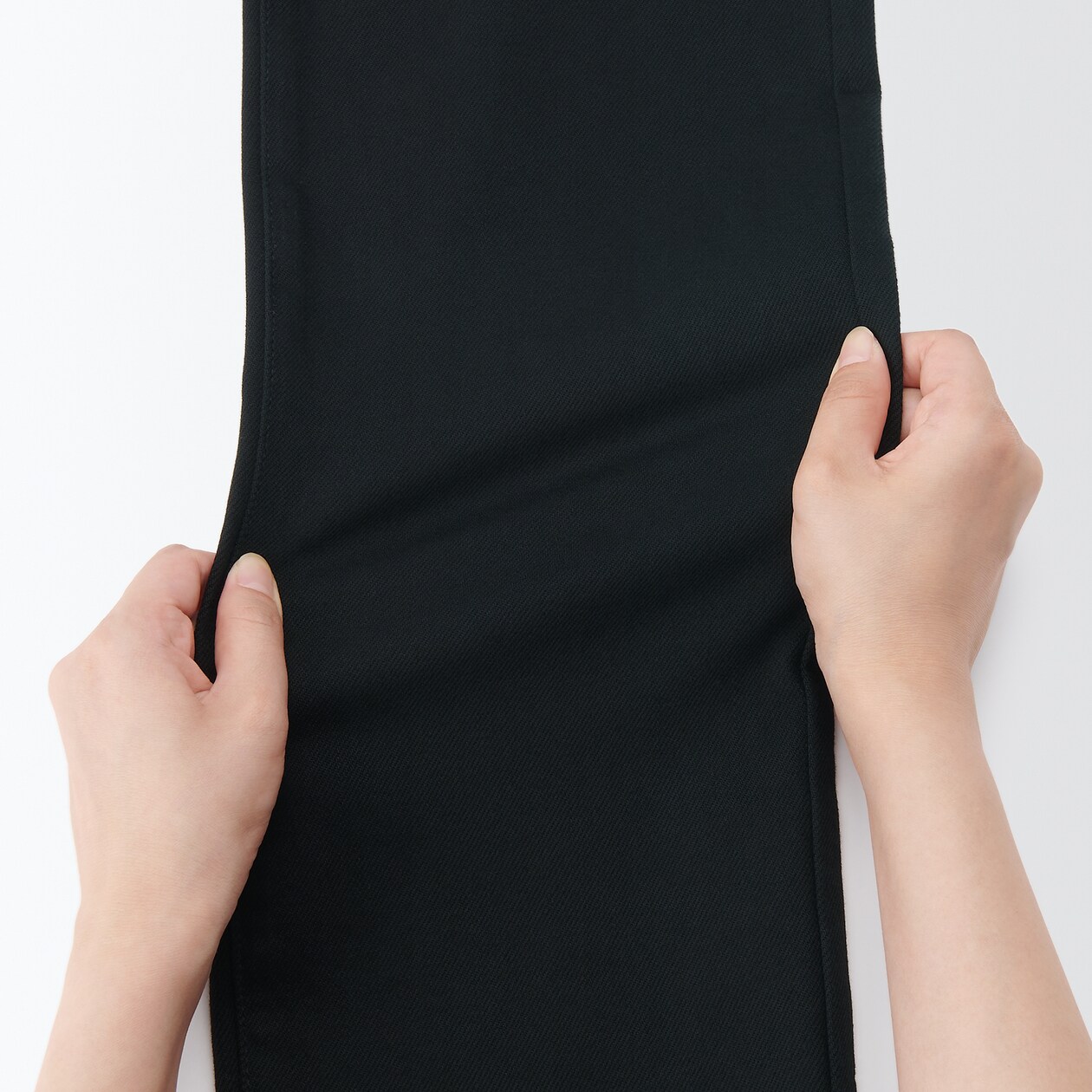 ストレッチデニムスリムパンツ　股下８２ｃｍ　黒