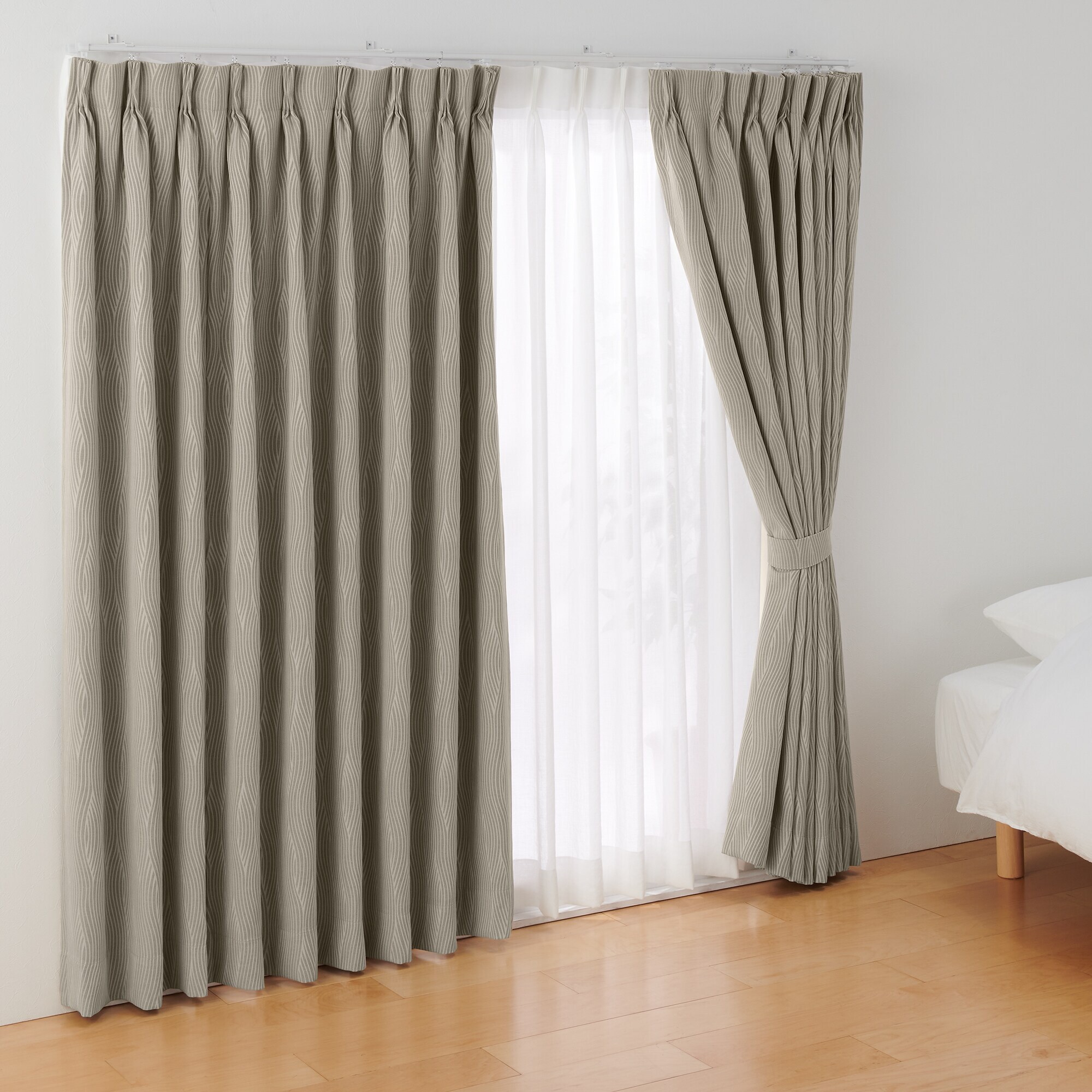 ポリエステルジャガード織波プリーツカーテン２倍ヒダ／遮光裏地付／ベージュ