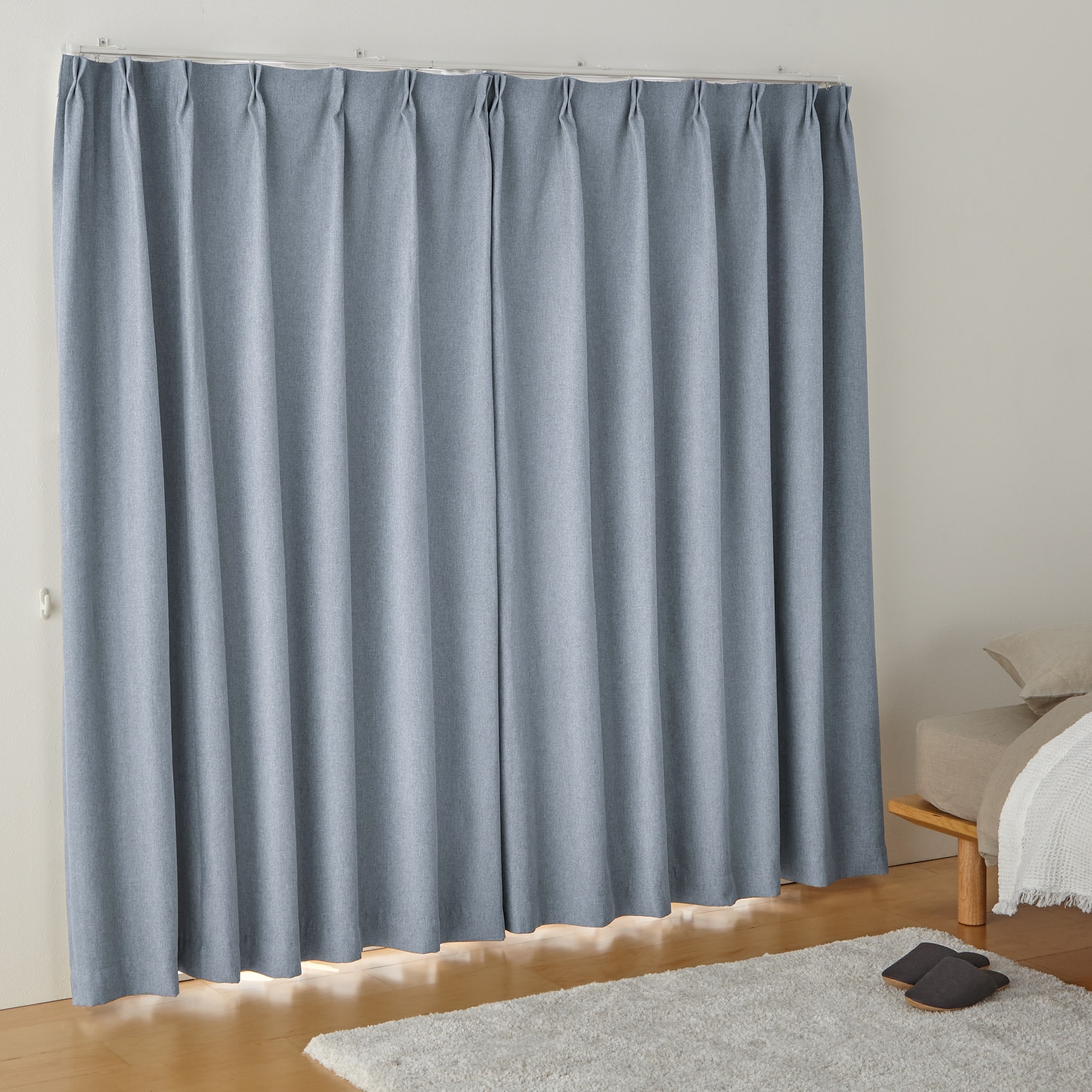 ポリエステルドビー織プリーツカーテン（防炎・遮光性）／フェードブルー