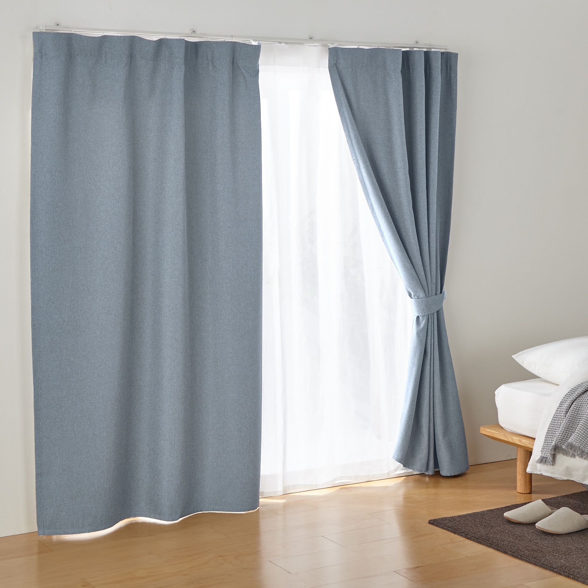 ポリエステルドビー織ノンプリーツカーテン（防炎・遮光性）／フェードブルー