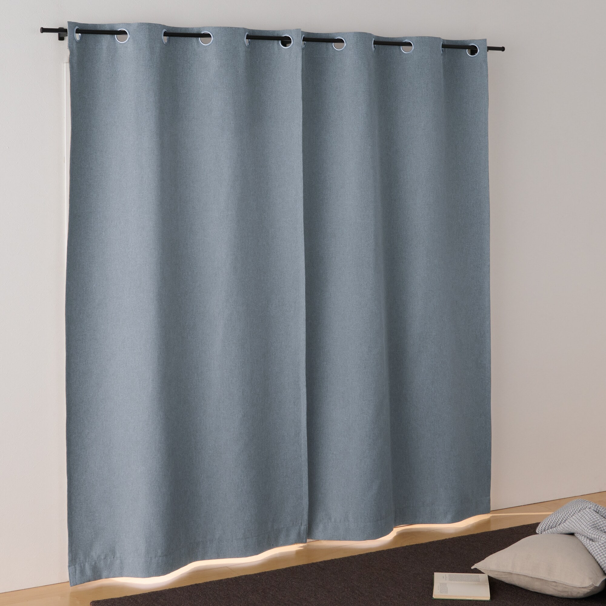 ポリエステルドビー織ハトメカーテン（防炎・遮光性）／フェードブルー