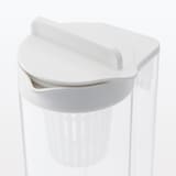 横置きできる　ストレーナー付き冷水筒