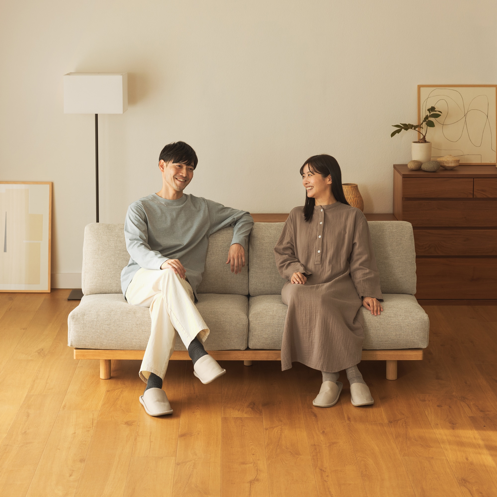 ゆったり座れるアームレスソファ　３シーター　ポリエステル平織