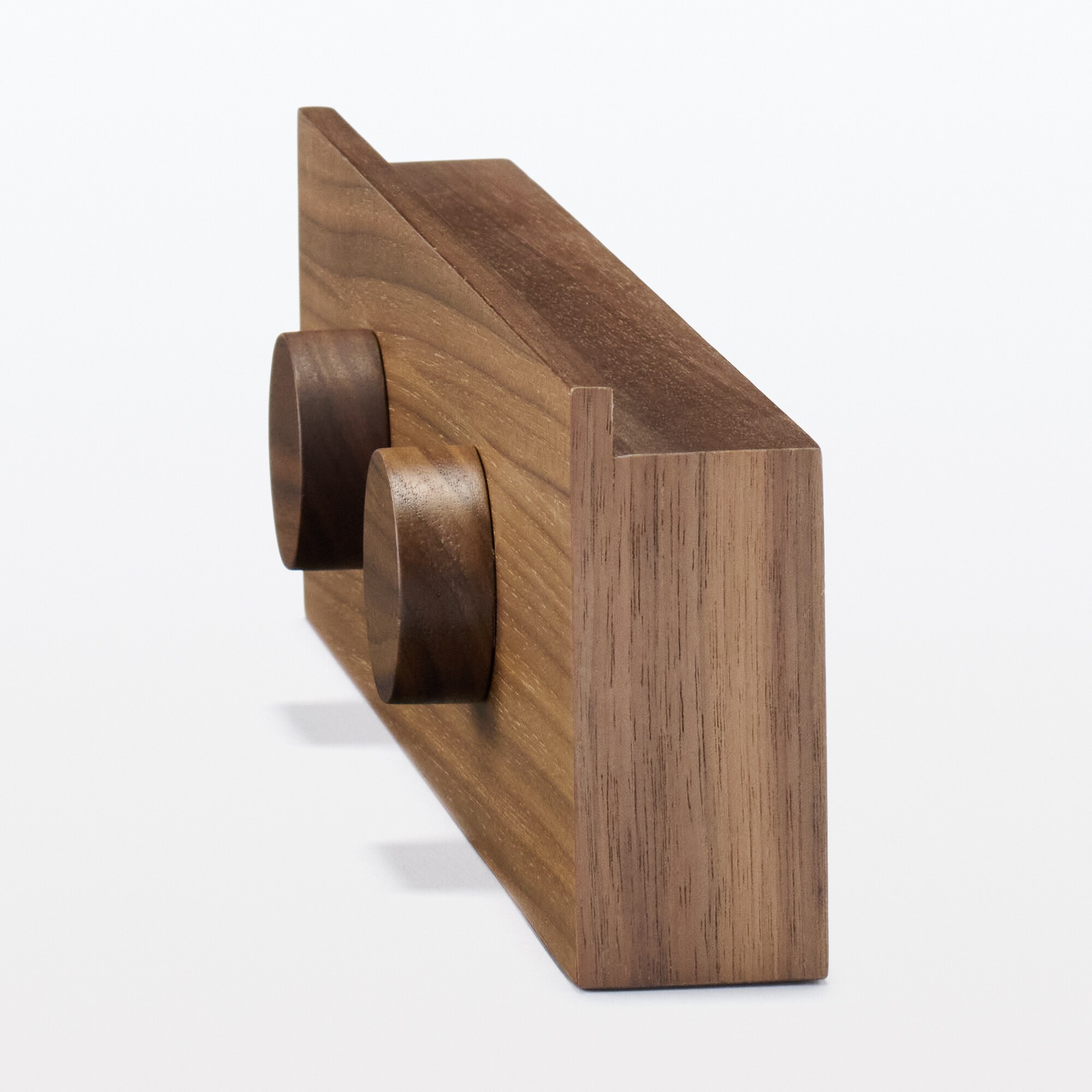 壁に付けられる家具長押マグネット付き