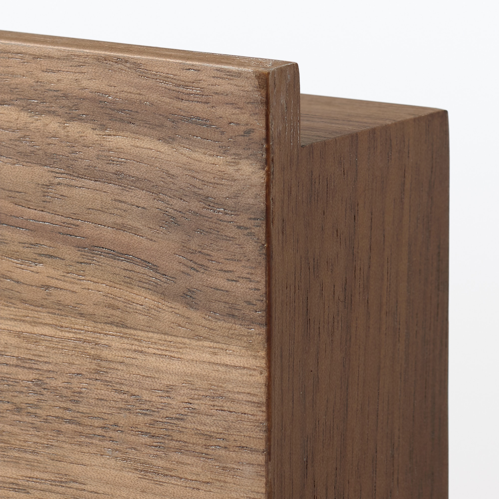 壁に付けられる家具長押マグネット付き