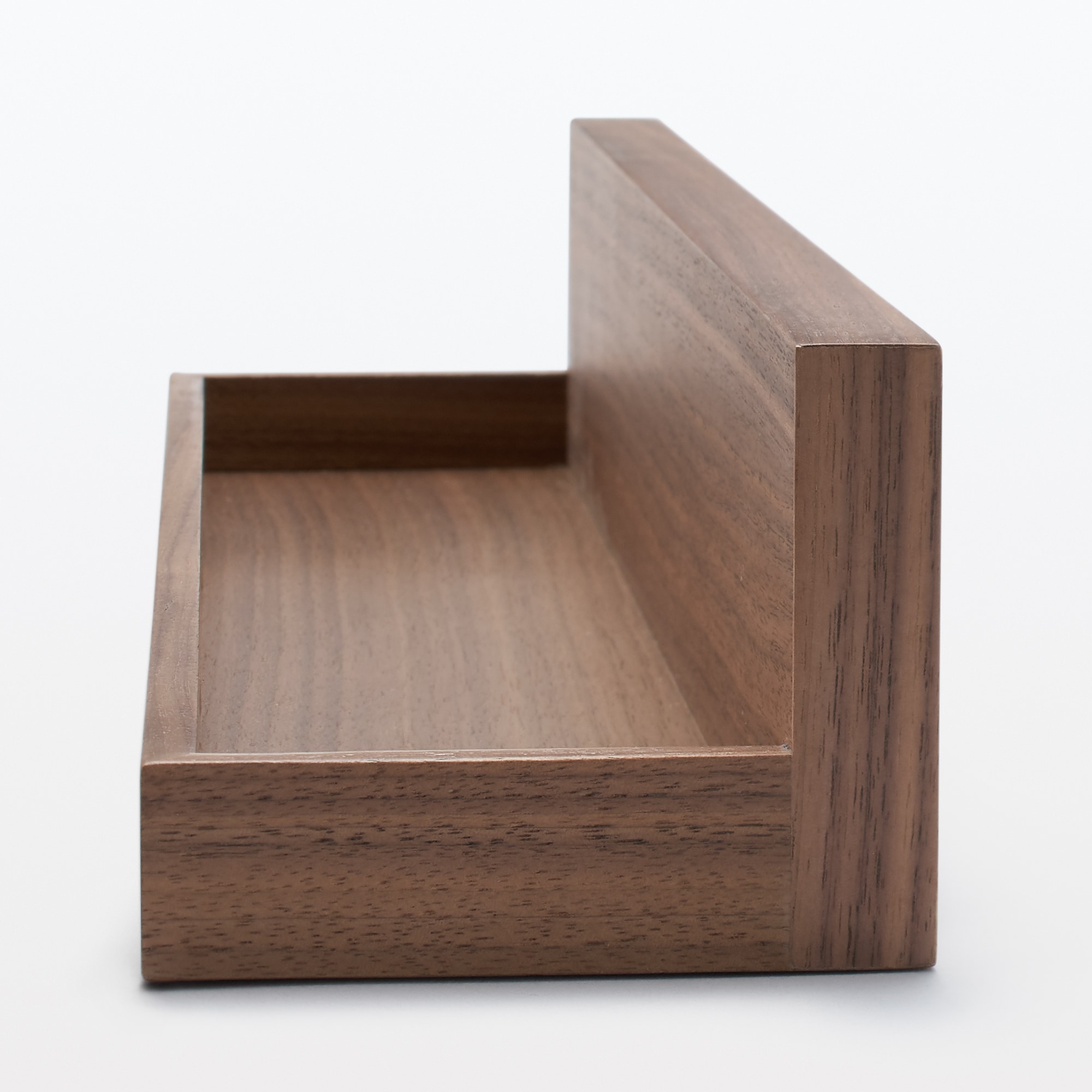 壁に付けられる家具トレー