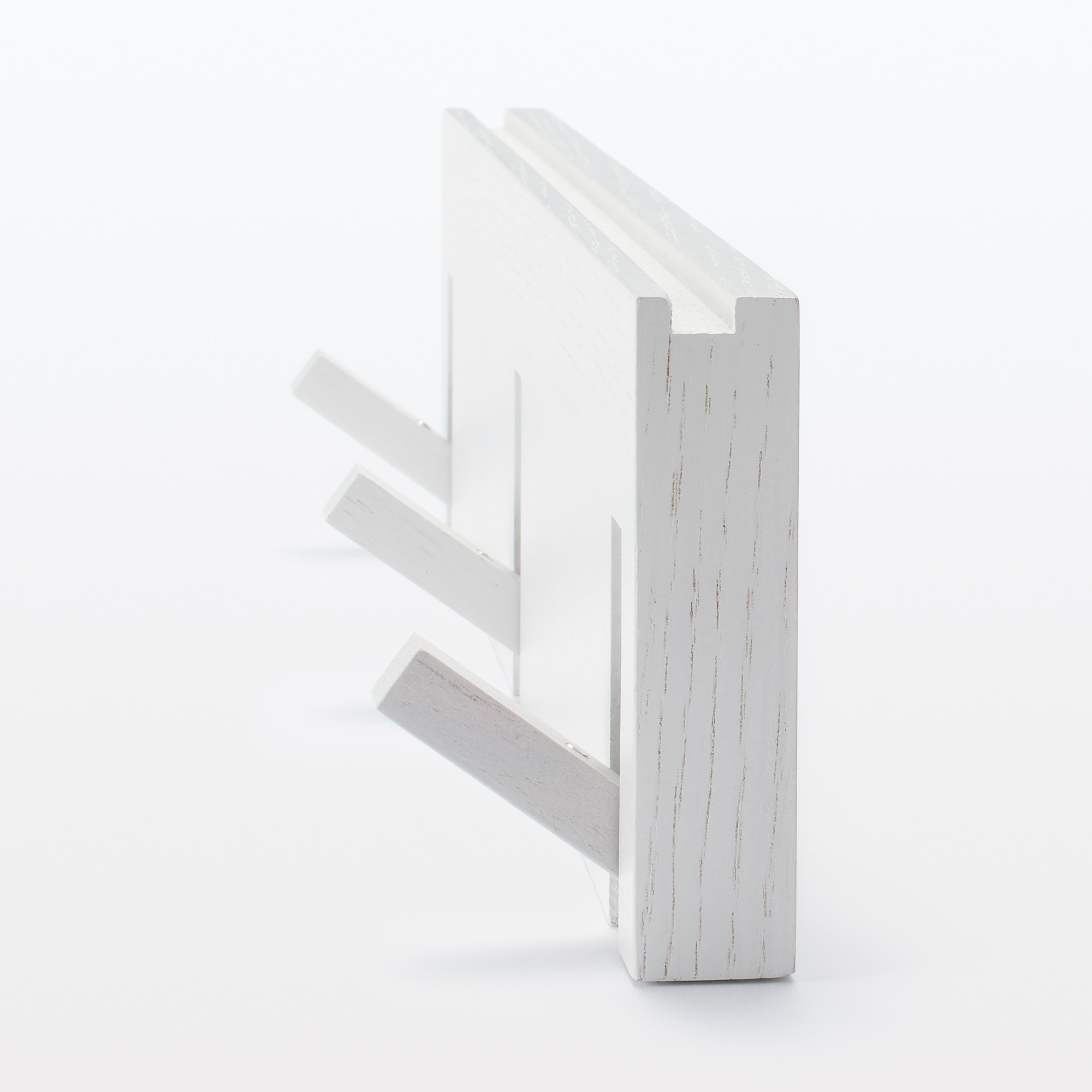 壁に付けられる家具３連ハンガー