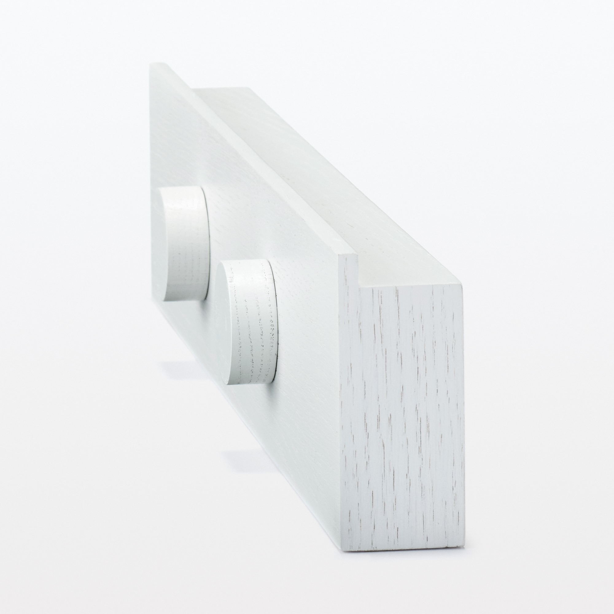 壁に付けられる家具長押マグネット付き