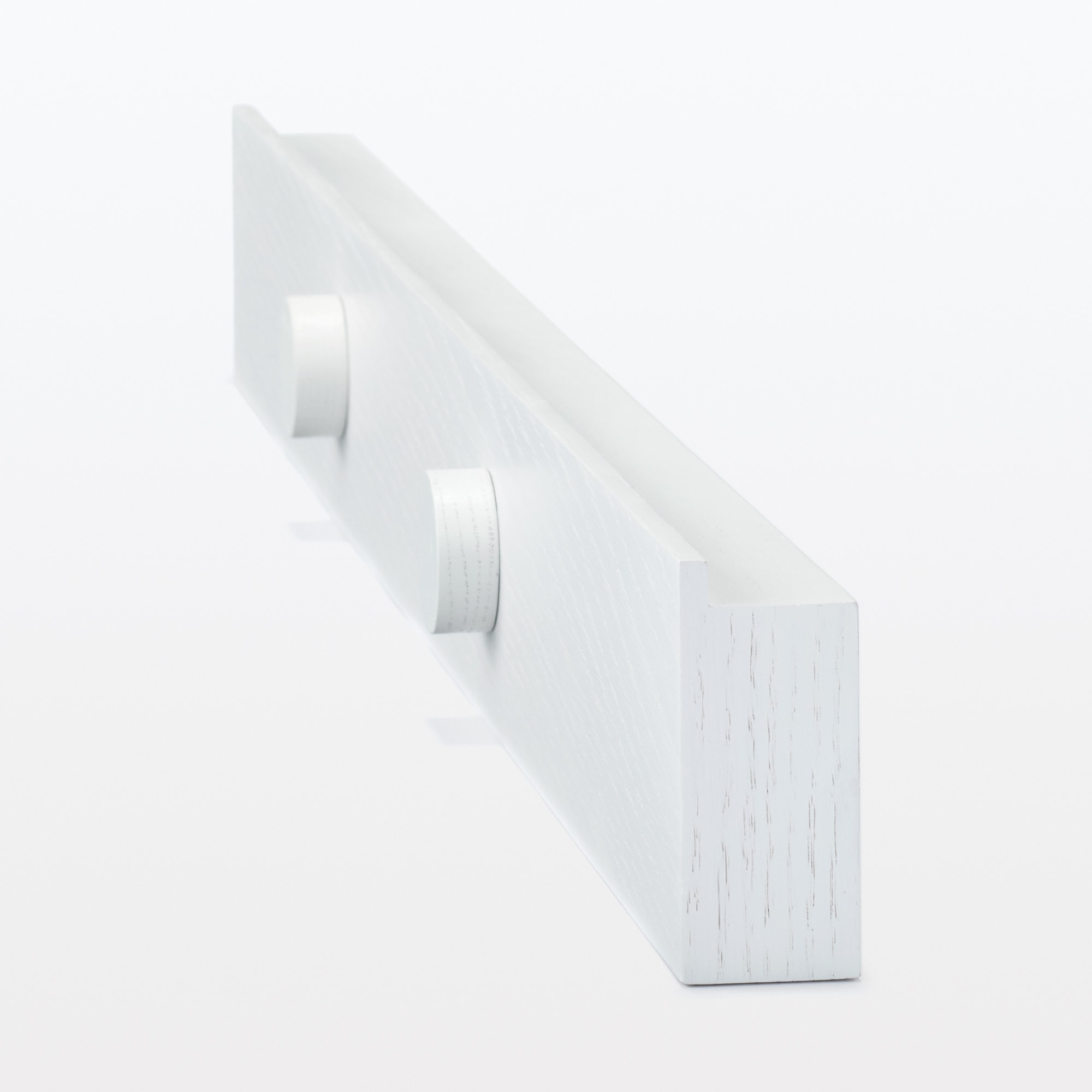 壁に付けられる家具長押マグネット付き