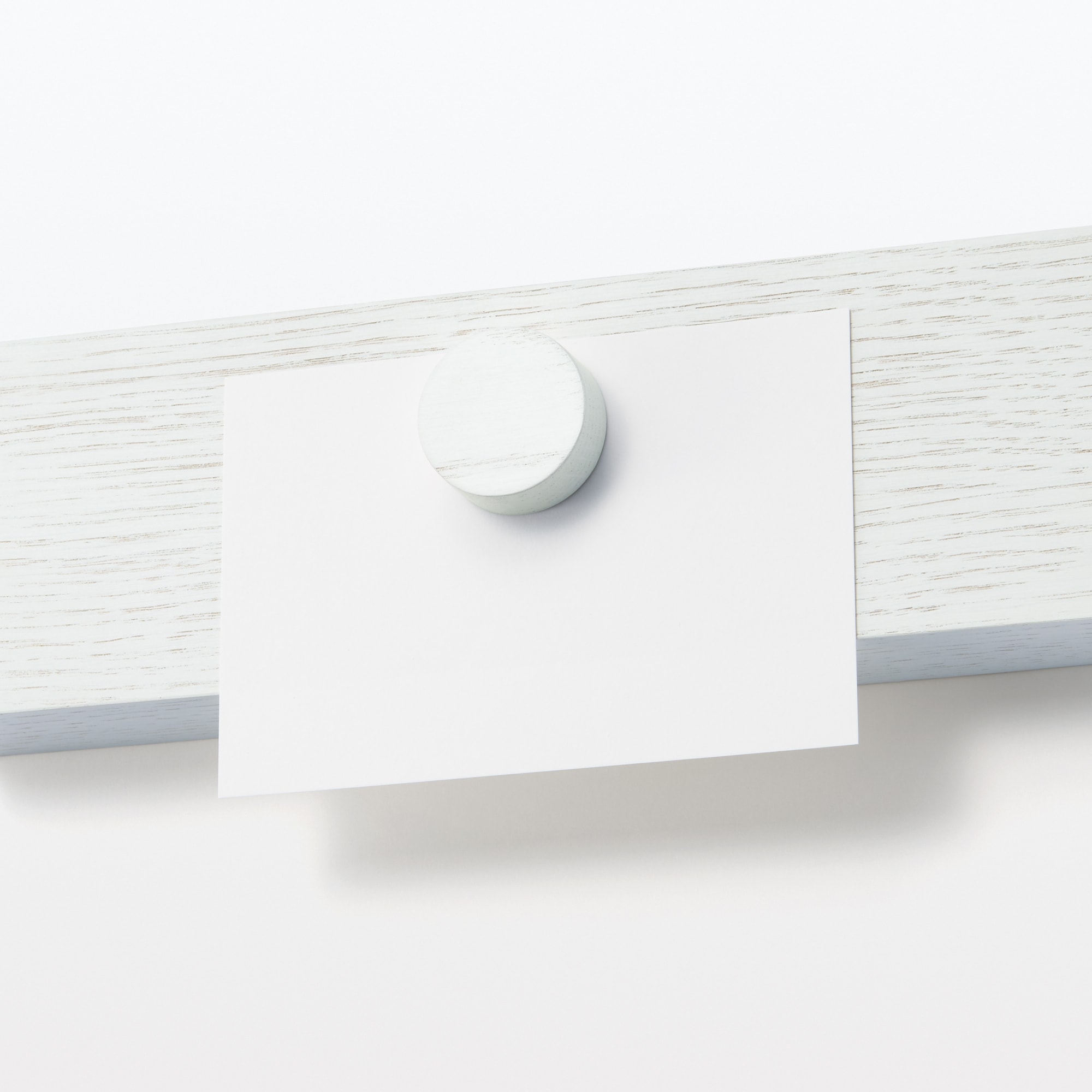 壁に付けられる家具長押マグネット付き