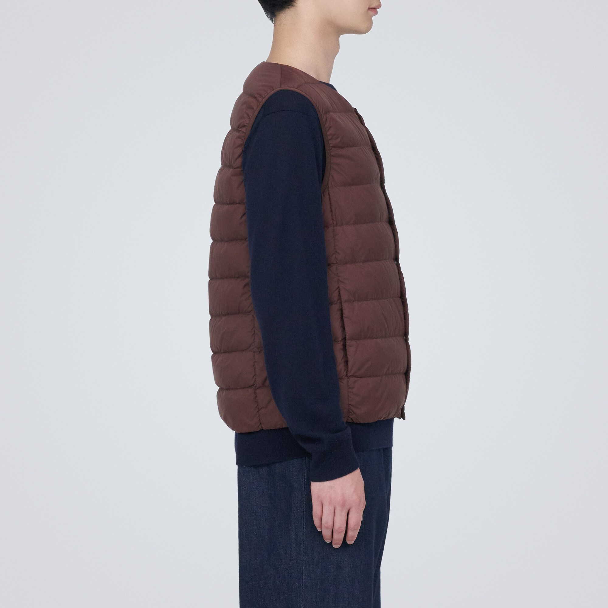 軽量ダウンノーカラーベスト（帯電防止裏地）