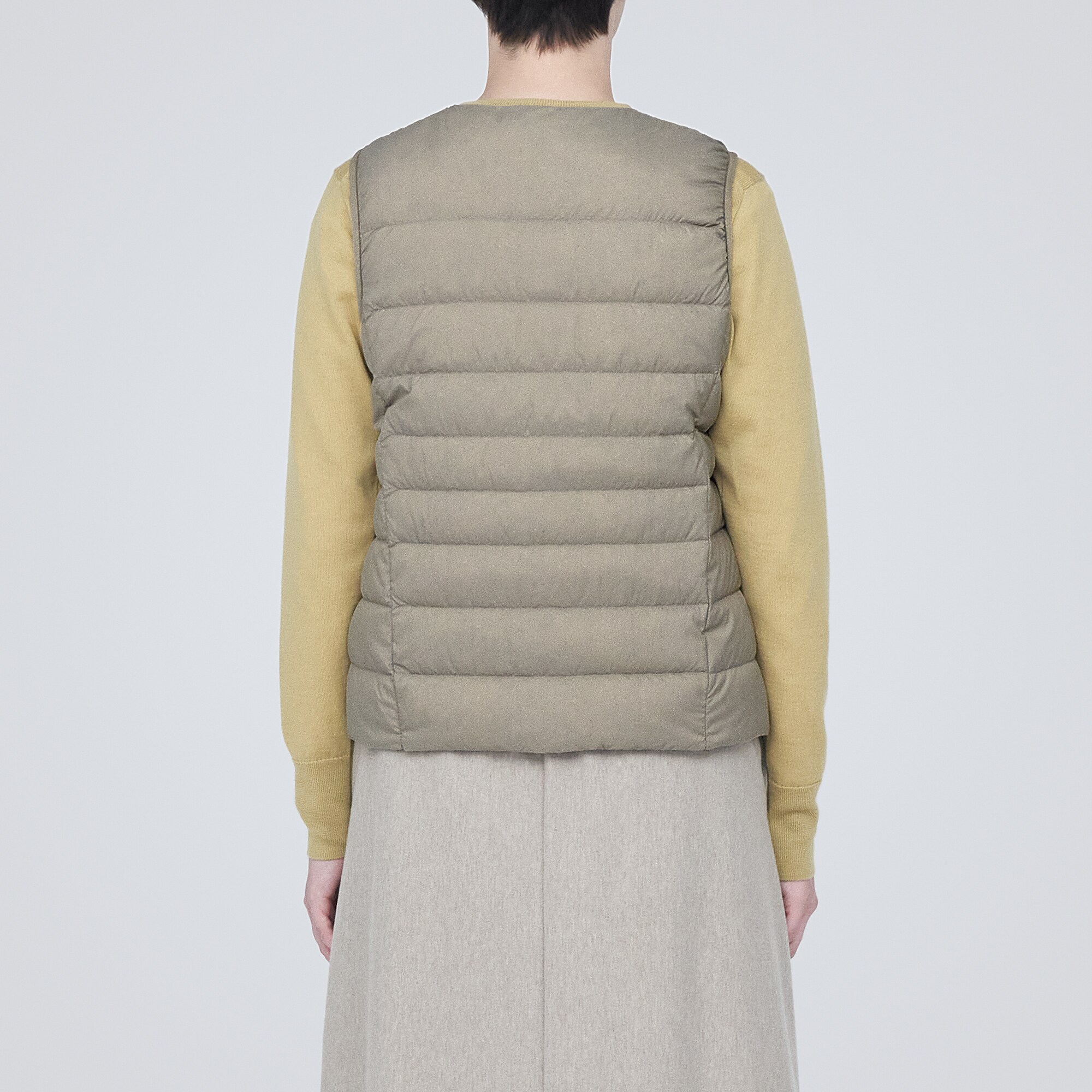 軽量ダウンノーカラーベスト（帯電防止裏地）