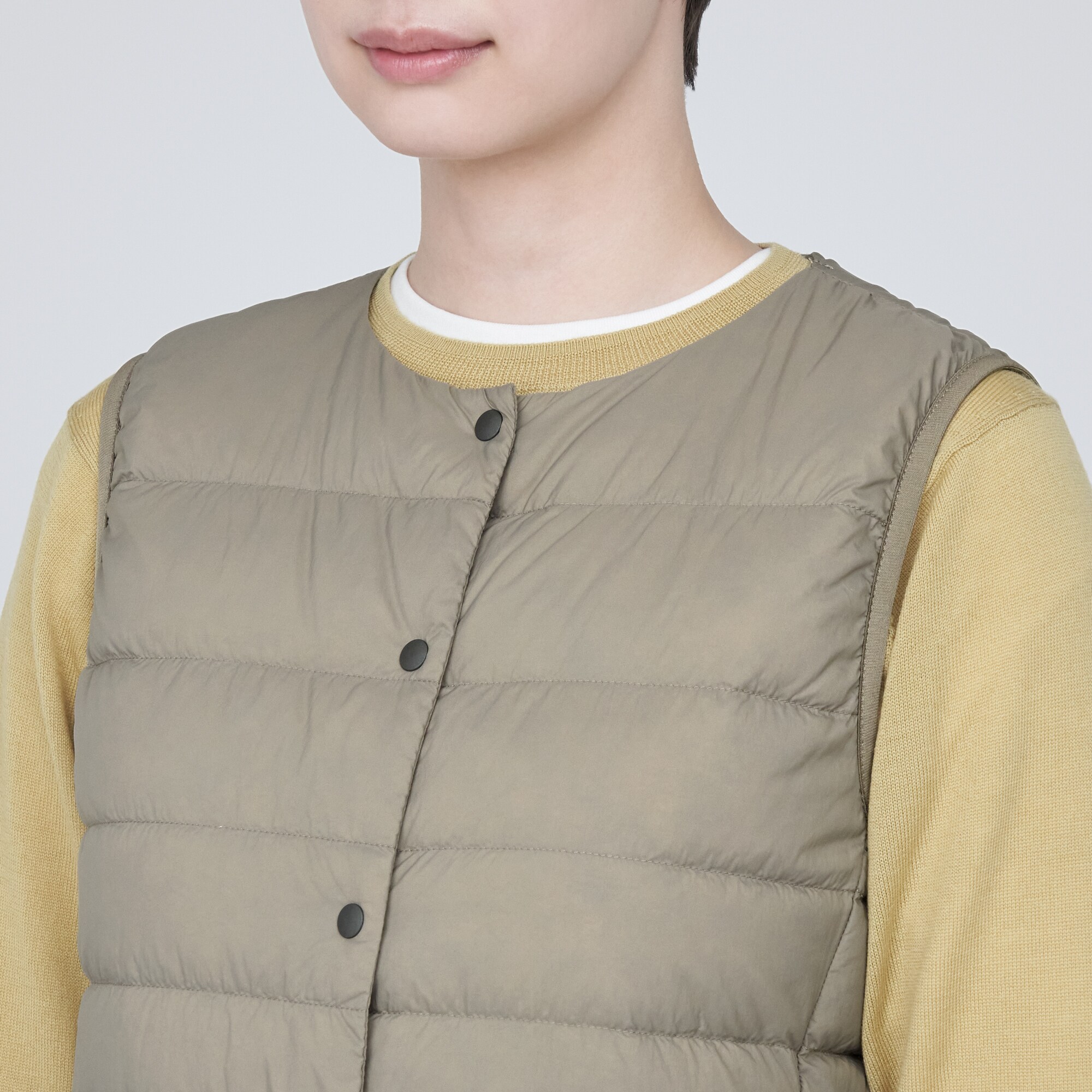 軽量ダウンノーカラーベスト（帯電防止裏地）