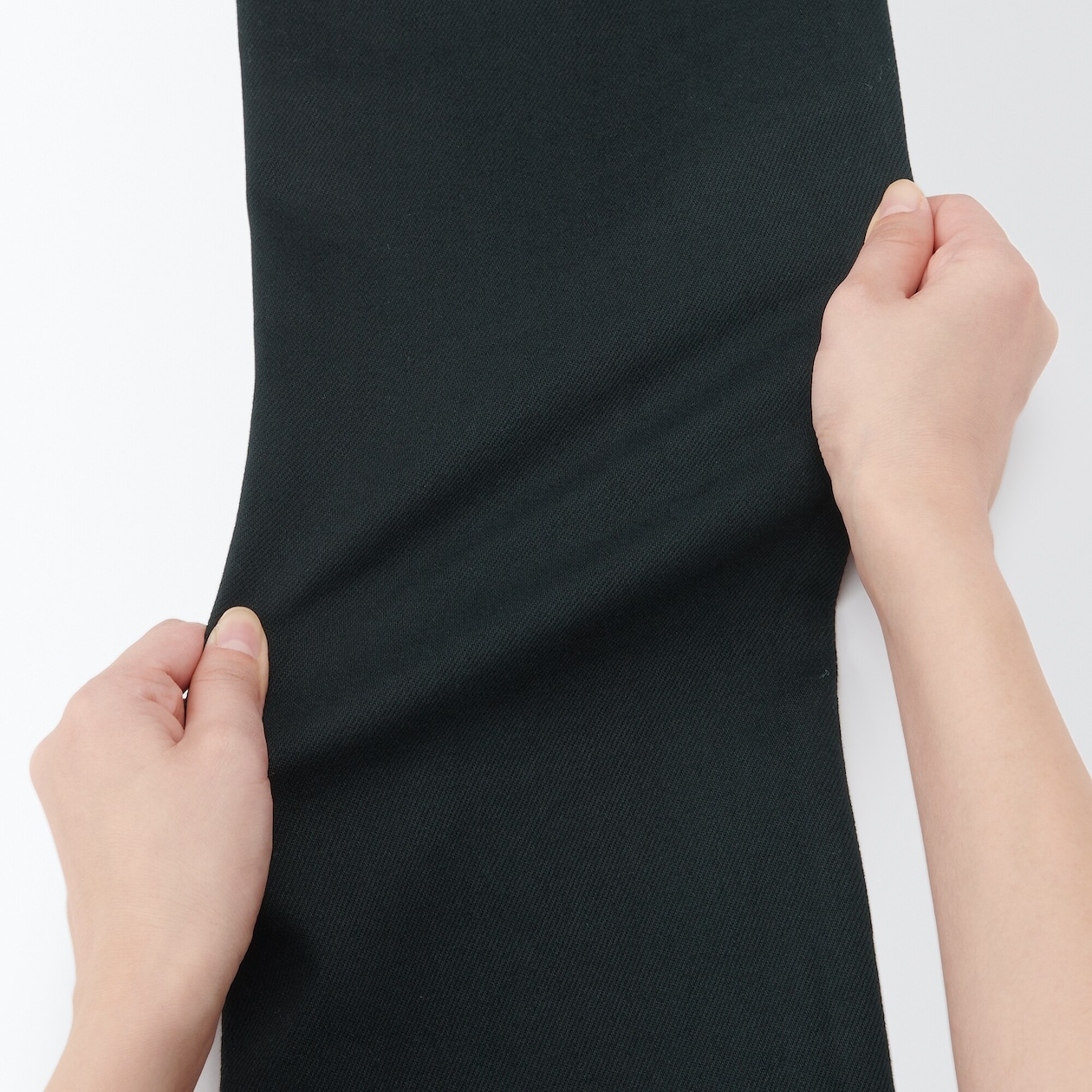 ストレッチデニムスリムパンツ　股下８２ｃｍ　黒