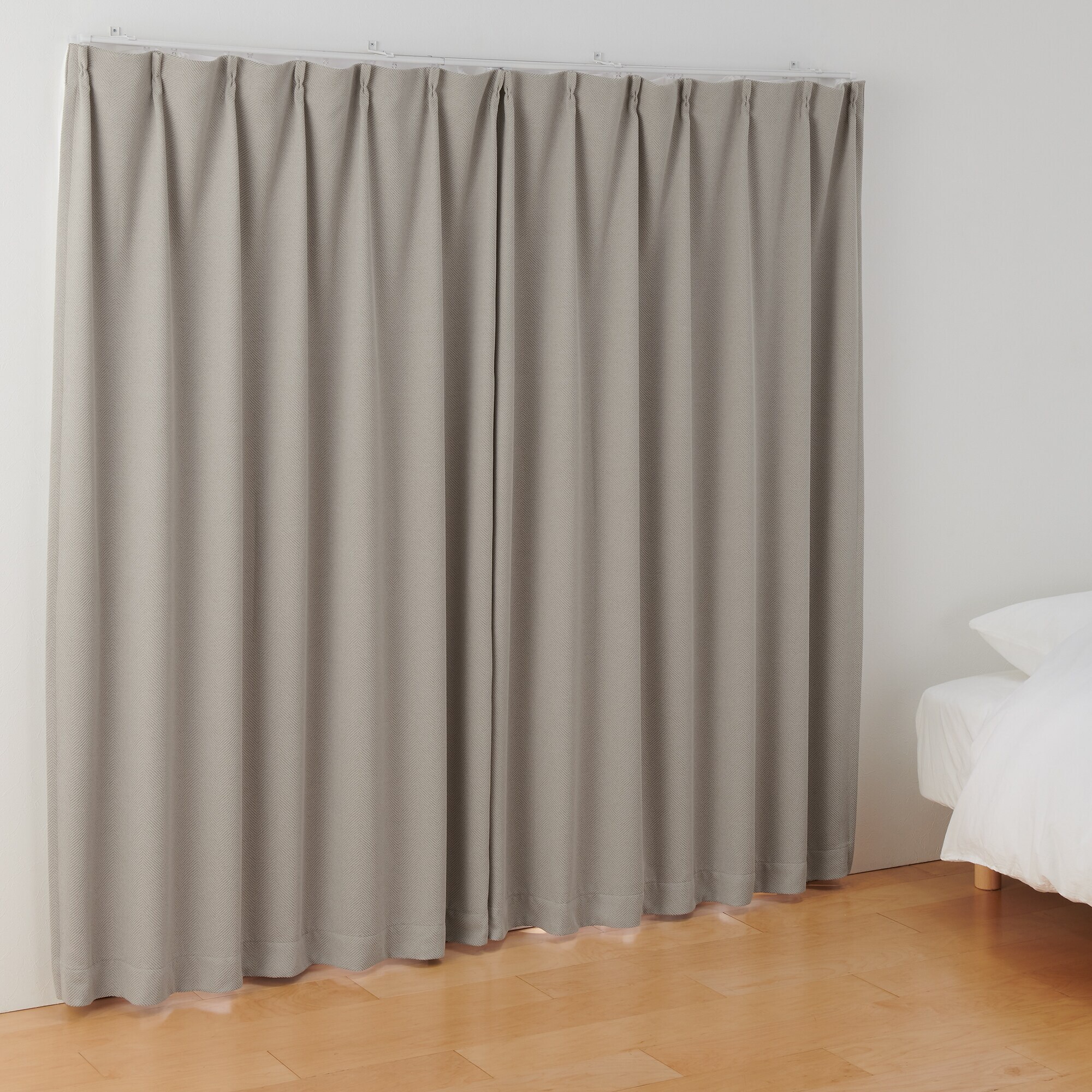 ポリエステルシェニールヘリンボーン（防炎）プリーツカーテン／遮光裏地付／ライトブ