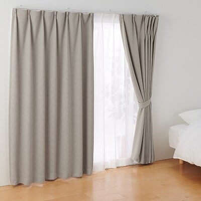 ポリエステルシェニールヘリンボーン（防炎）プリーツカーテン／遮光裏地付／ライトブ
