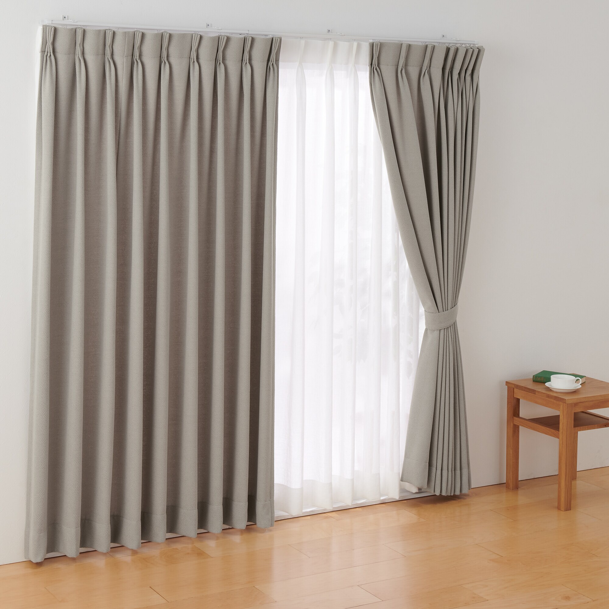 ポリエステルシェニールヘリンボーン（防炎）プリーツ２倍／ライトブラウン