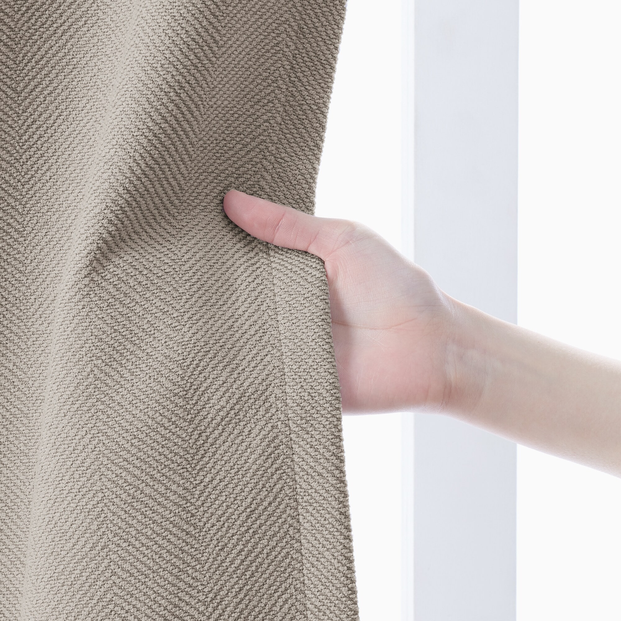 ポリエステルシェニールヘリンボーン（防炎）プリーツ２倍／遮光裏地付／ライトブラウ