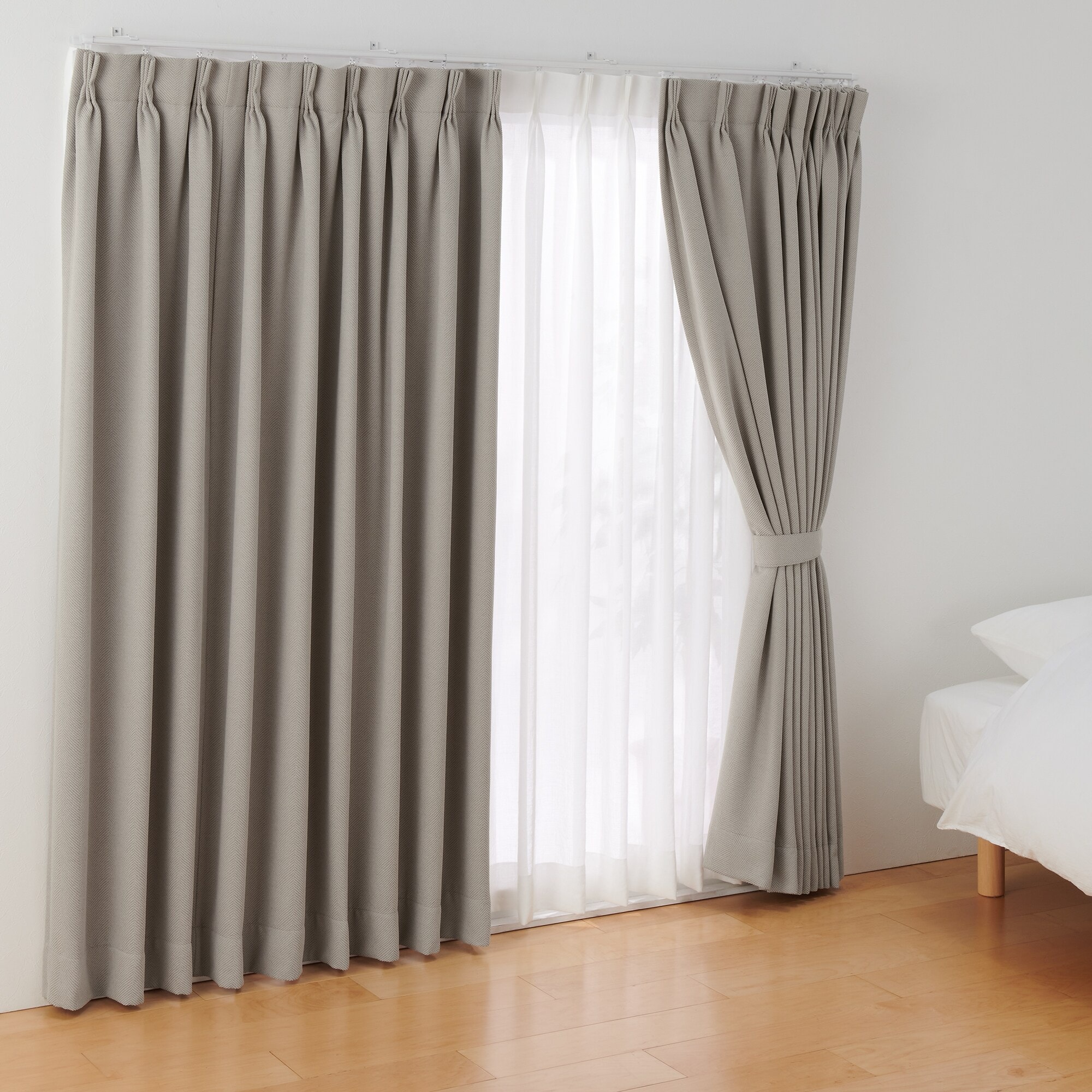 ポリエステルシェニールヘリンボーン（防炎）プリーツ２倍／遮光裏地付／ライトブラウ