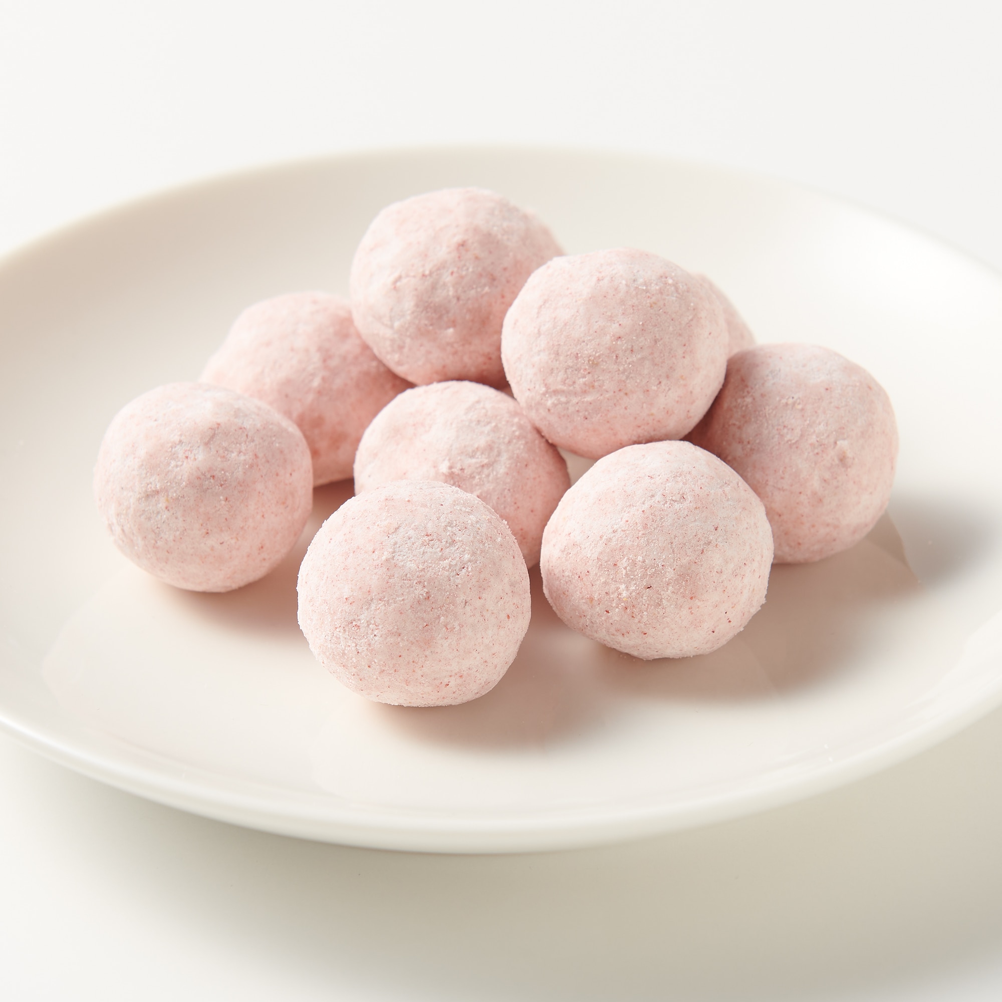 世界のお菓子　いちごのブールドネージュ