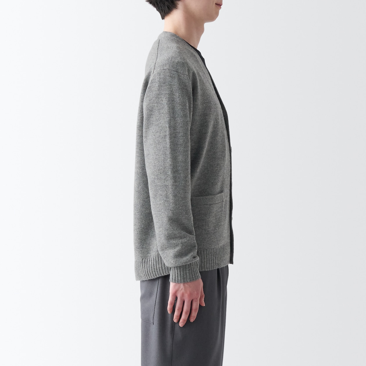 洗えるウールミドルゲージＶネックカーディガン