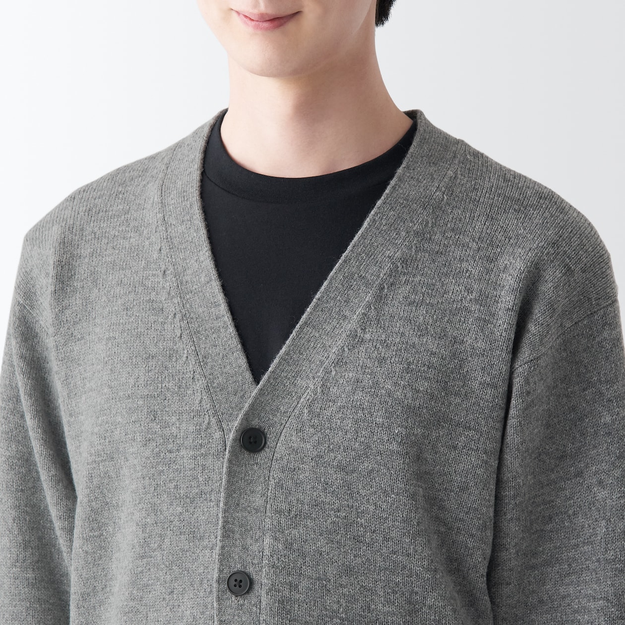洗えるウールミドルゲージＶネックカーディガン