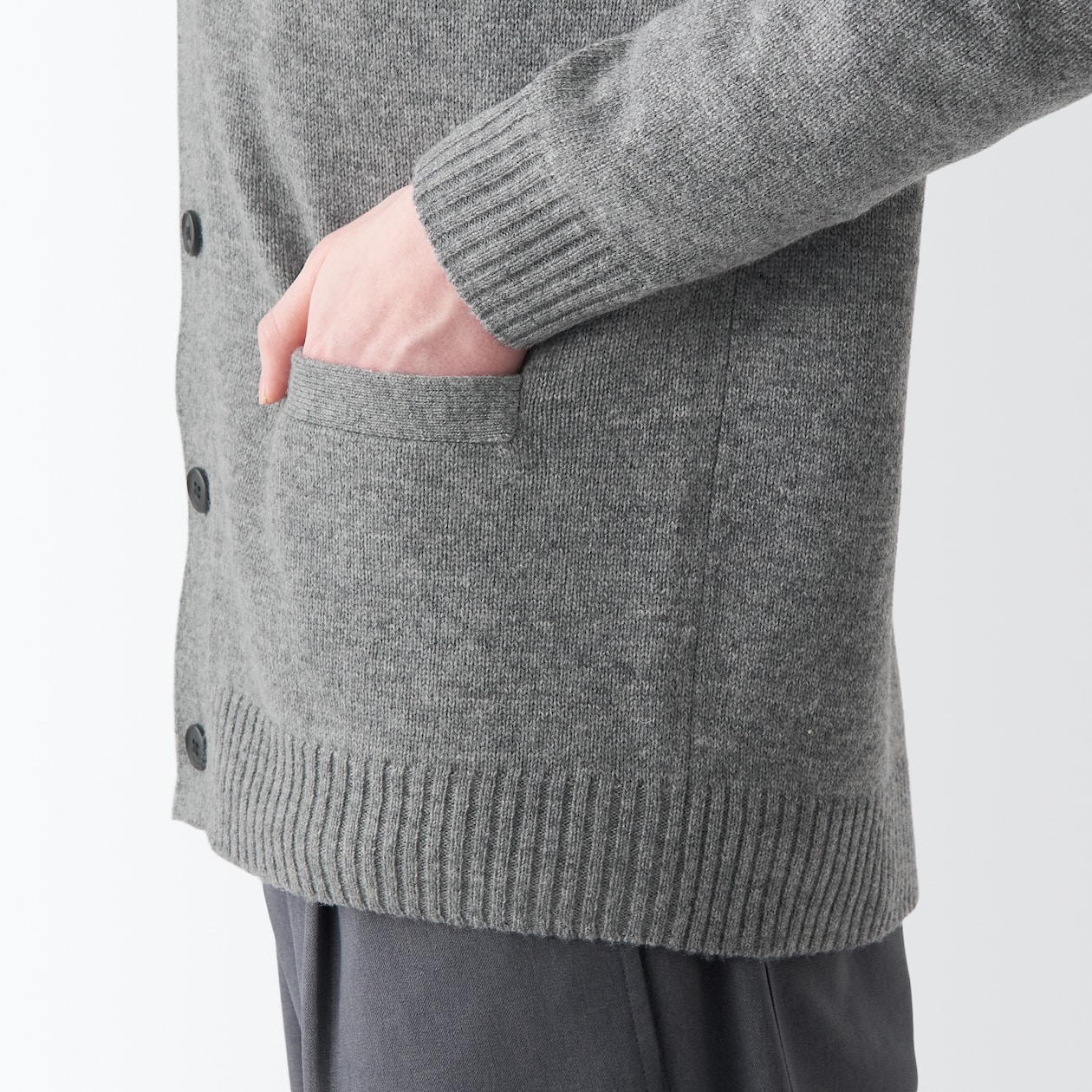 洗えるウールミドルゲージＶネックカーディガン