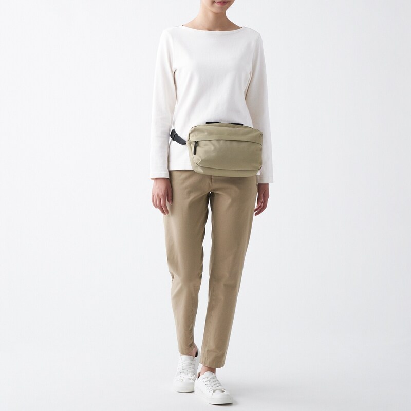 ウエストポーチ確認用 くり抜く 