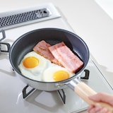 焼き面が広い　こびりつきにくいフライパン　浅型